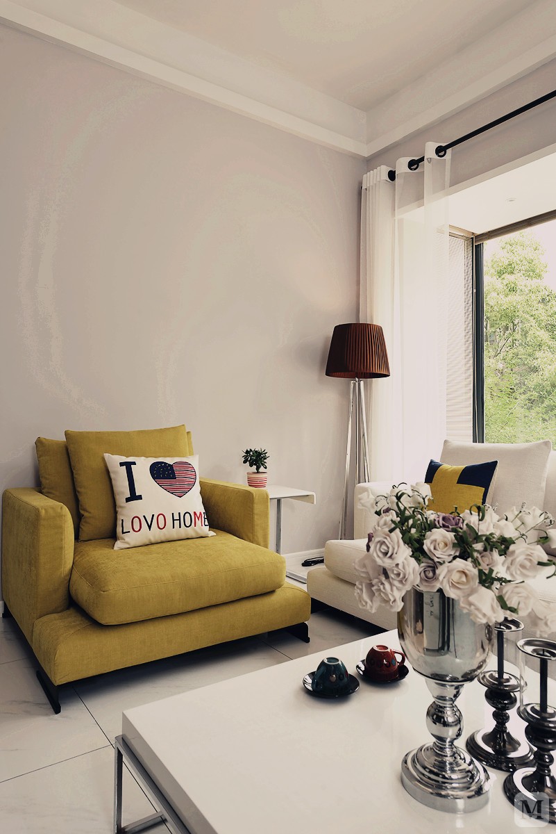 暖白混搭、是要让参与的风格共和，协调，才能绽放美。
客厅：白色墙顶面为基底，柠檬色的沙发，相呼应的抱枕，一切都是干净清爽。
餐厅：利落的线条，黑白色彩的绘印，视觉效果强烈。
厨房：简洁干净的厨房，大大的窗户，通透，明亮。
卫生间：颜色艳丽的地毯，点缀深色基调的卫生间。