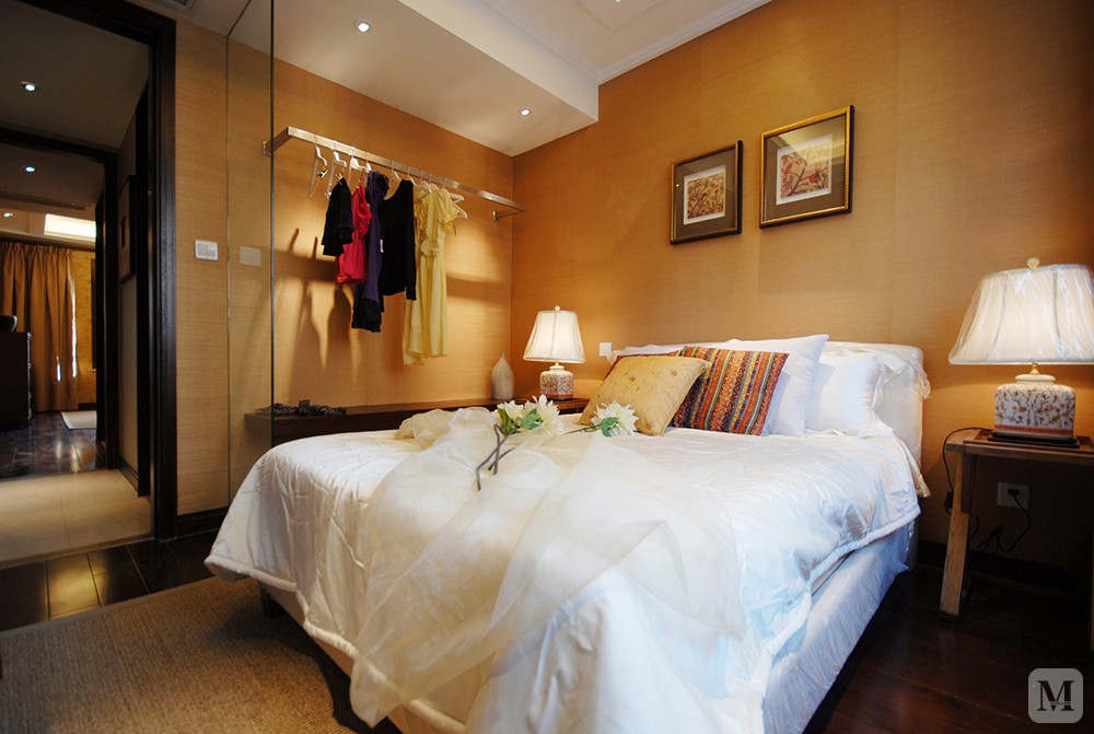 本案例为大户型   150平方公寓设计   三室二厅一厨二卫 东南亚  混搭风格。卧室的设计给整个空间增加了异域风格。