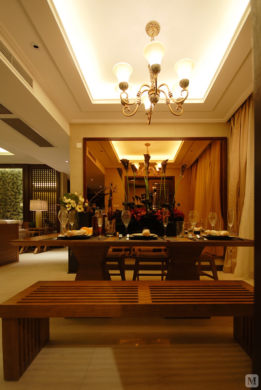本案例为大户型   150平方公寓设计   三室二厅一厨二卫 东南亚  混搭风格。卧室的设计给整个空间增加了异域风格。