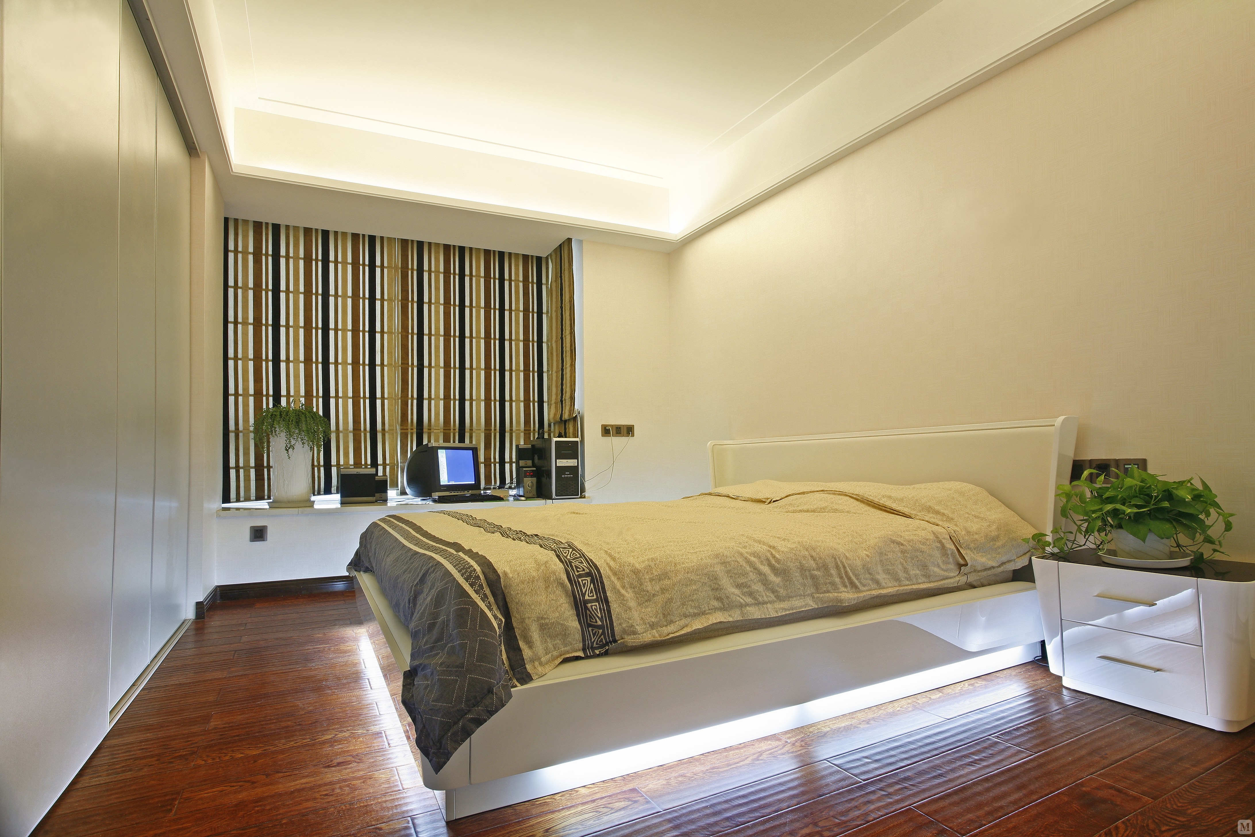 简欧风格的卧室中我们将居室设计的非常的通透，强调了室内空间的宽敞。简欧风格是欧式风格演变而来的，采用了现代化的元素加入其中将其变得非常的简单。在室内处理方面采用舒适的床饰，引入最大限度的自然光。让流畅的感觉与优雅并存，将欧式风格现代化。