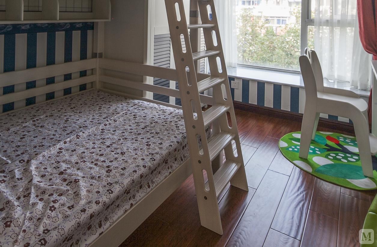 儿童房采用上下铺，充分利用空间，整体的风格让卧室整洁又实用。