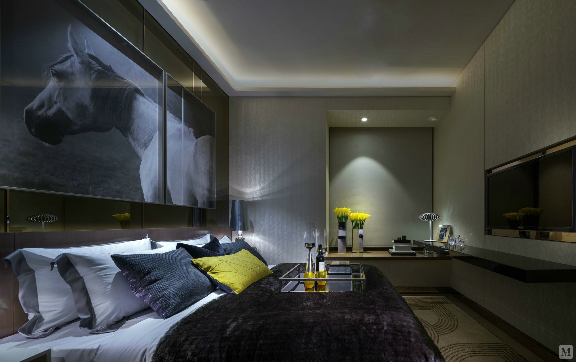 卧室给人的感觉静谧深邃，床头一幅3D效果的装饰画让空间略带神秘色彩。
