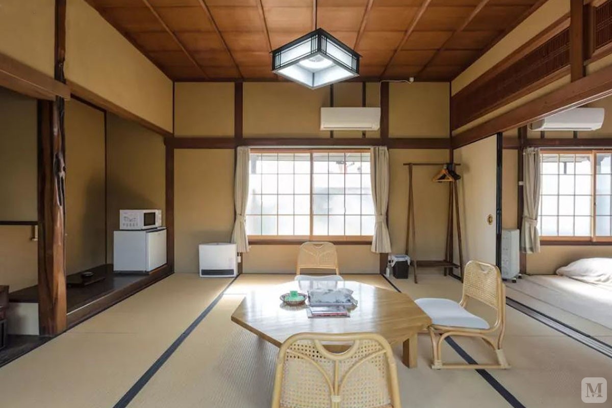 以淡雅、简洁为主要特点，有浓郁的日本民族特色，一般采用清晰的线条，居室布置优雅、清洁，有较强的几何感，木格拉门，半透明樟子纸和榻榻米木板地台为其风格特征。
自然界的材质大量运用于居室的装修、装饰中，不推崇豪华奢侈、金碧辉煌，以淡雅节制、深邃禅意为境界，重视实际功能。