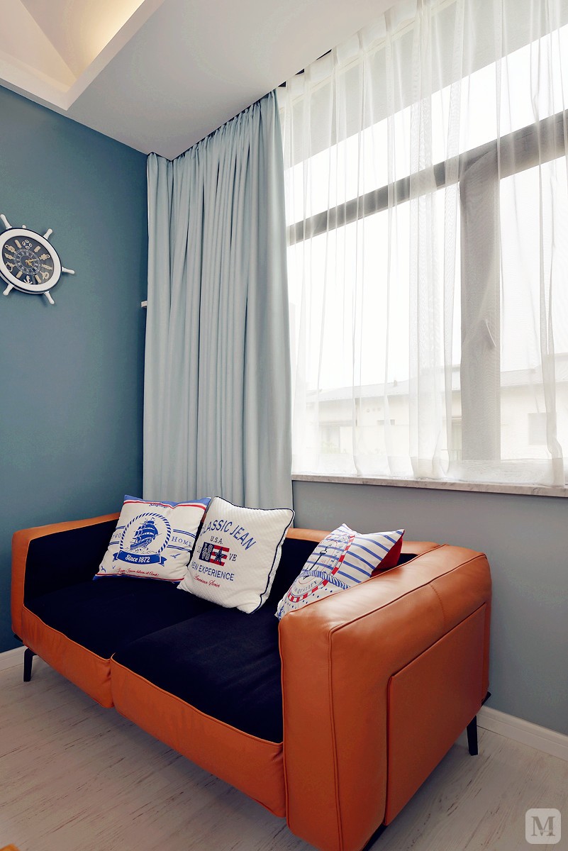 暖白混搭、是要让参与的风格共和，协调，才能绽放美。
客厅：白色墙顶面为基底，柠檬色的沙发，相呼应的抱枕，一切都是干净清爽。
餐厅：利落的线条，黑白色彩的绘印，视觉效果强烈。
厨房：简洁干净的厨房，大大的窗户，通透，明亮。
卫生间：颜色艳丽的地毯，点缀深色基调的卫生间。