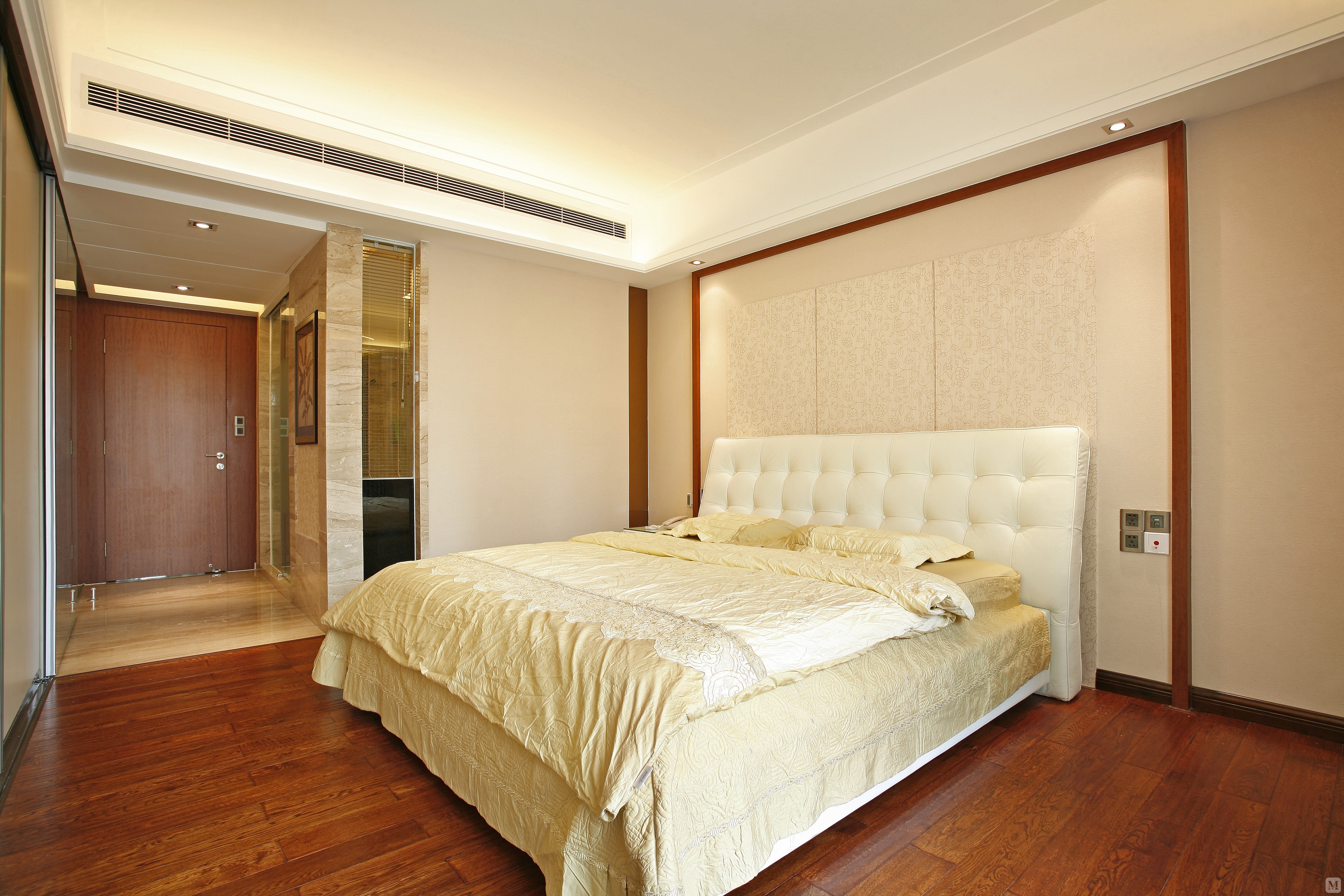 简欧风格的卧室中我们将居室设计的非常的通透，强调了室内空间的宽敞。简欧风格是欧式风格演变而来的，采用了现代化的元素加入其中将其变得非常的简单。在室内处理方面采用舒适的床饰，引入最大限度的自然光。让流畅的感觉与优雅并存，将欧式风格现代化。