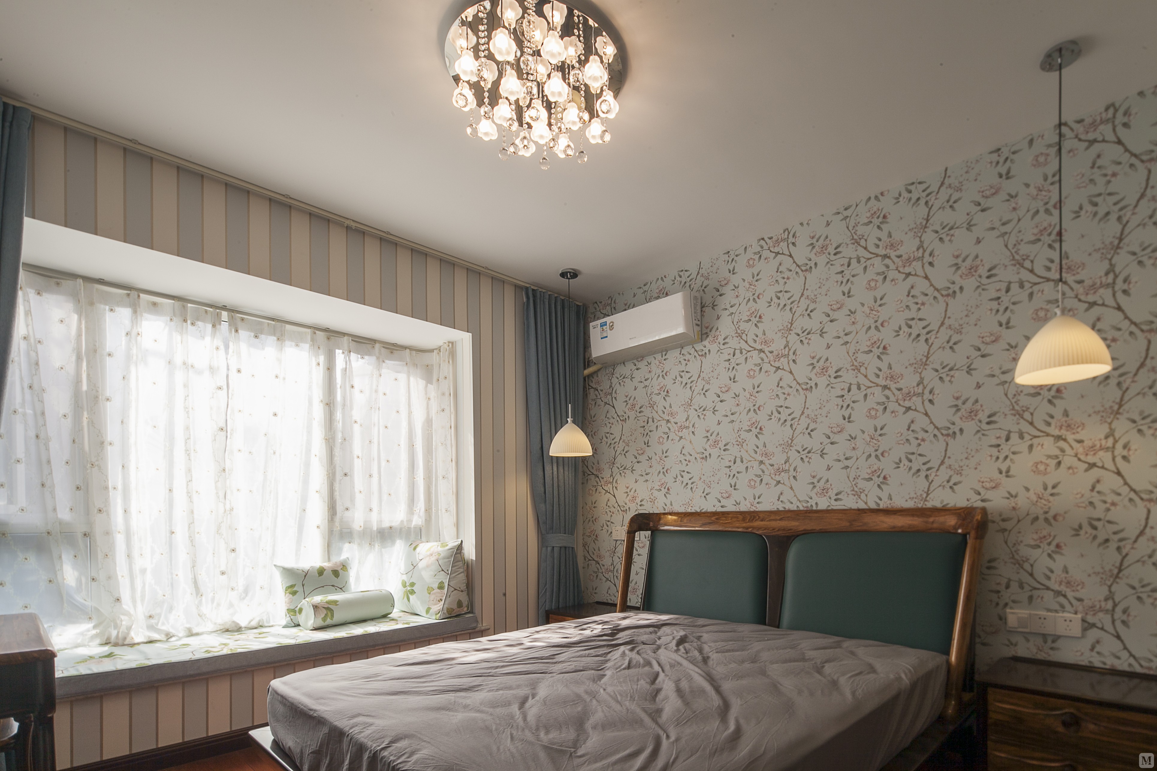 卧室也是大胆用色，墨绿与棕色的搭配也质感十足，复古又优雅。