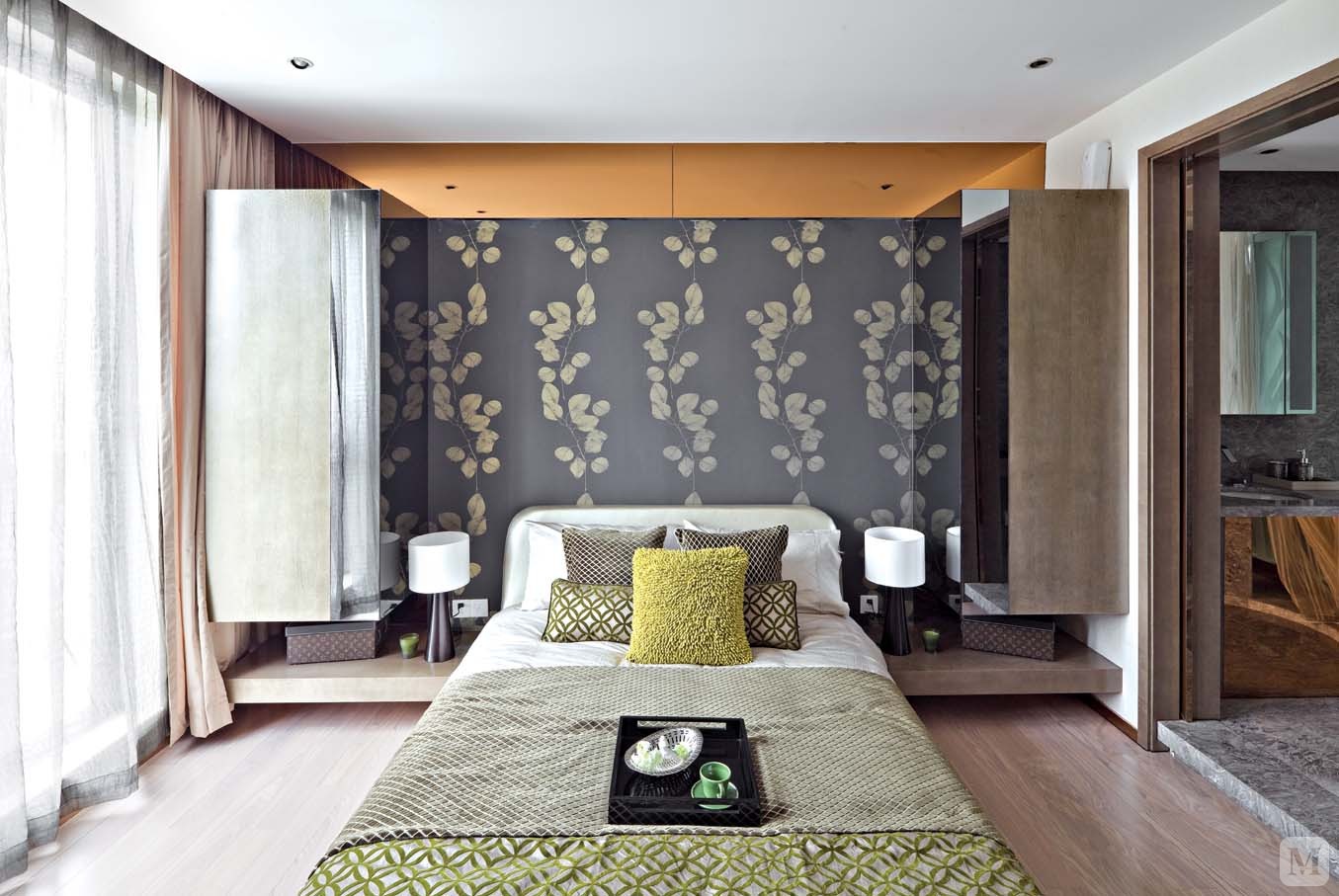 客厅用明快的材质和颜色相结合  打造一个极具现代感而不失奢华的品味空间。时尚与古典元素完美的结合。卧室在运用咖啡色软包，则更强调沉稳和柔和，透露一种华美的气质。