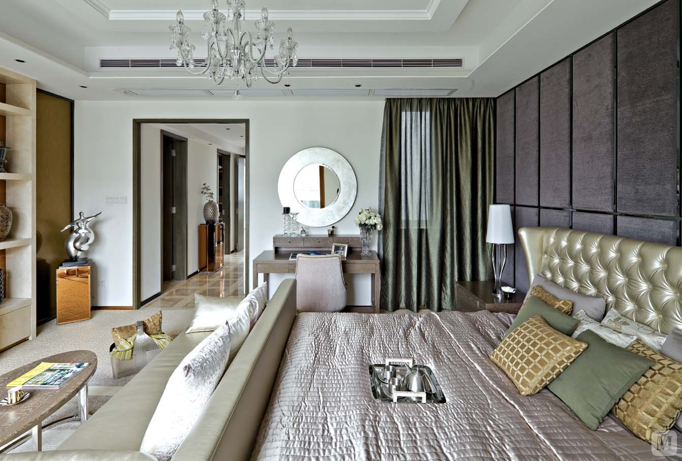 客厅用明快的材质和颜色相结合  打造一个极具现代感而不失奢华的品味空间。时尚与古典元素完美的结合。卧室在运用咖啡色软包，则更强调沉稳和柔和，透露一种华美的气质。