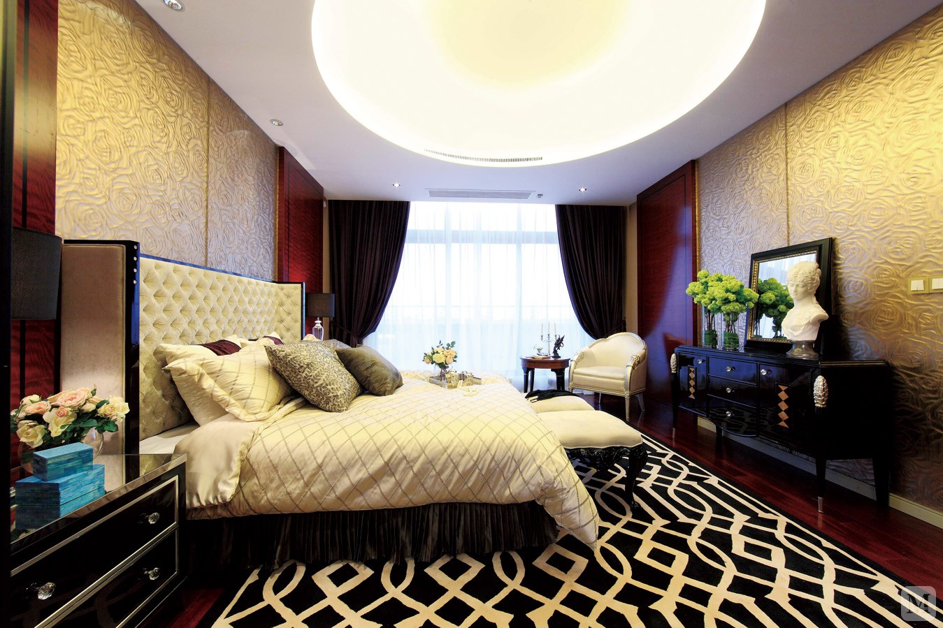 卧室看起来则相对奢华一些，吊灯与床头各造型的相互陪衬，予人现代感而又高贵得体。 在细部处理上，多采用曲线造型。