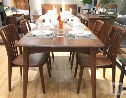 莫霞 餐桌 注重流畅的线条设计，外加现代、精美实用的艺术风格 致简 1603