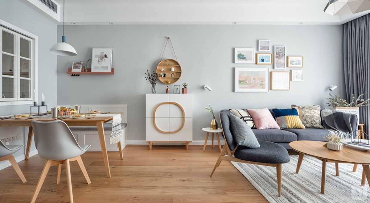 烟灰色的墙体搭配着木色的家具,而沙发,抱枕则是偏原宿风的风格,墙体