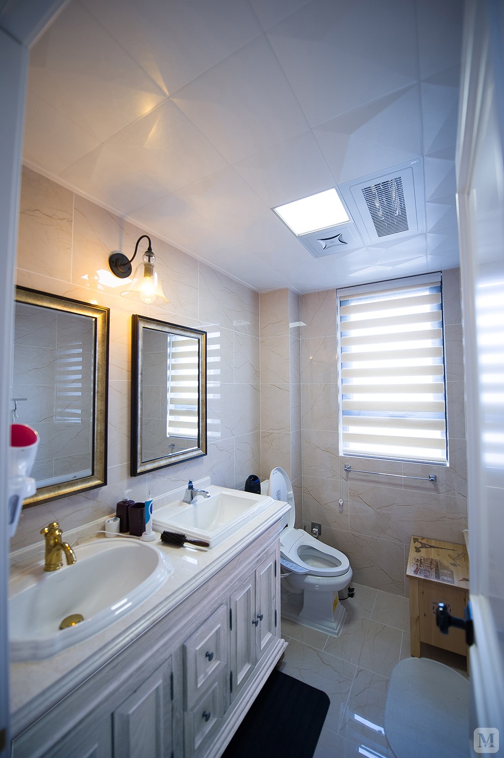 双台盆的设计让主人不会因早高峰时争抢浴室,两人一起洗漱更有利于