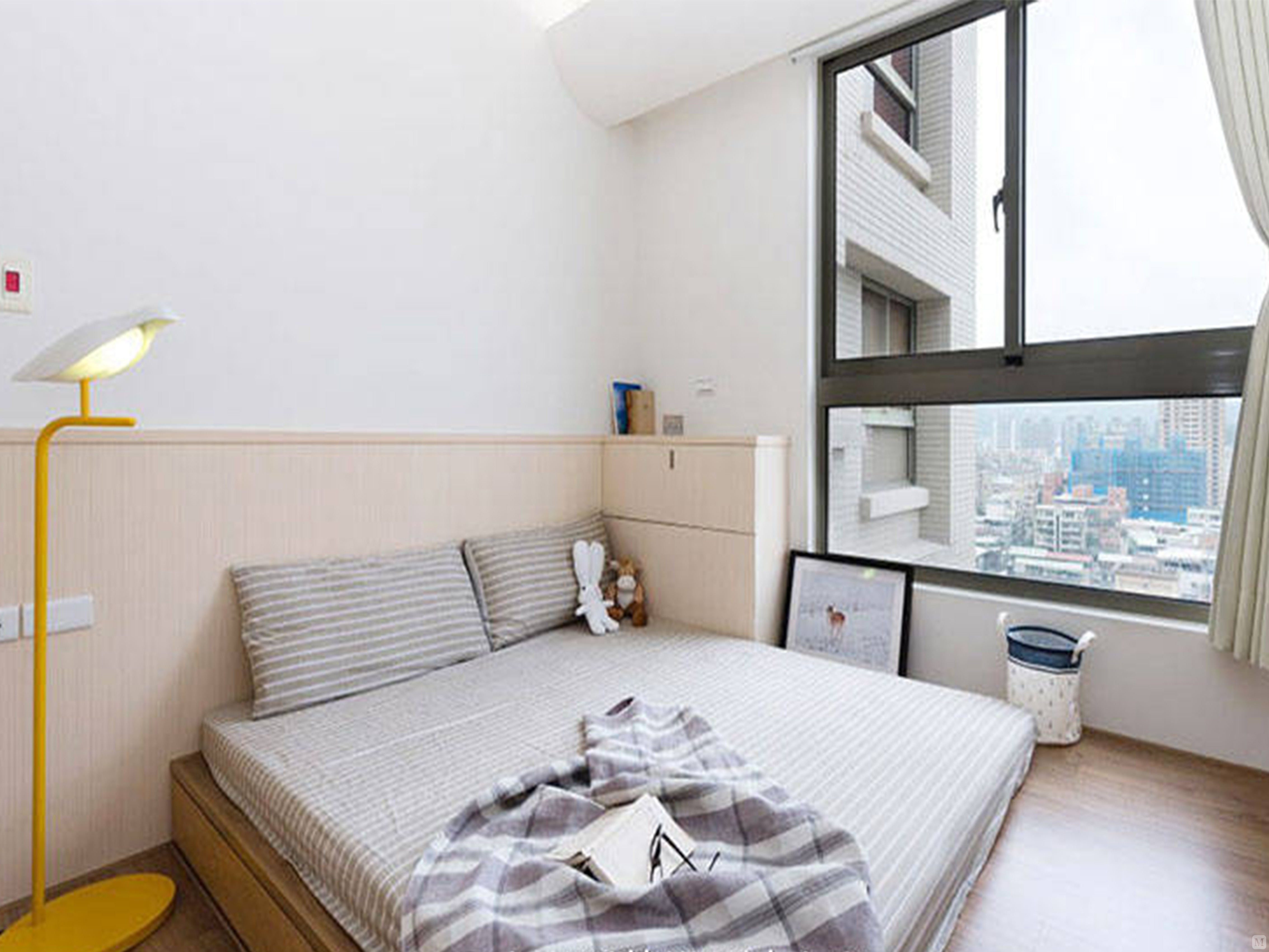 而主卧室的基调就是温馨自然,柠檬黄的床头台灯整个空间唯一色彩.