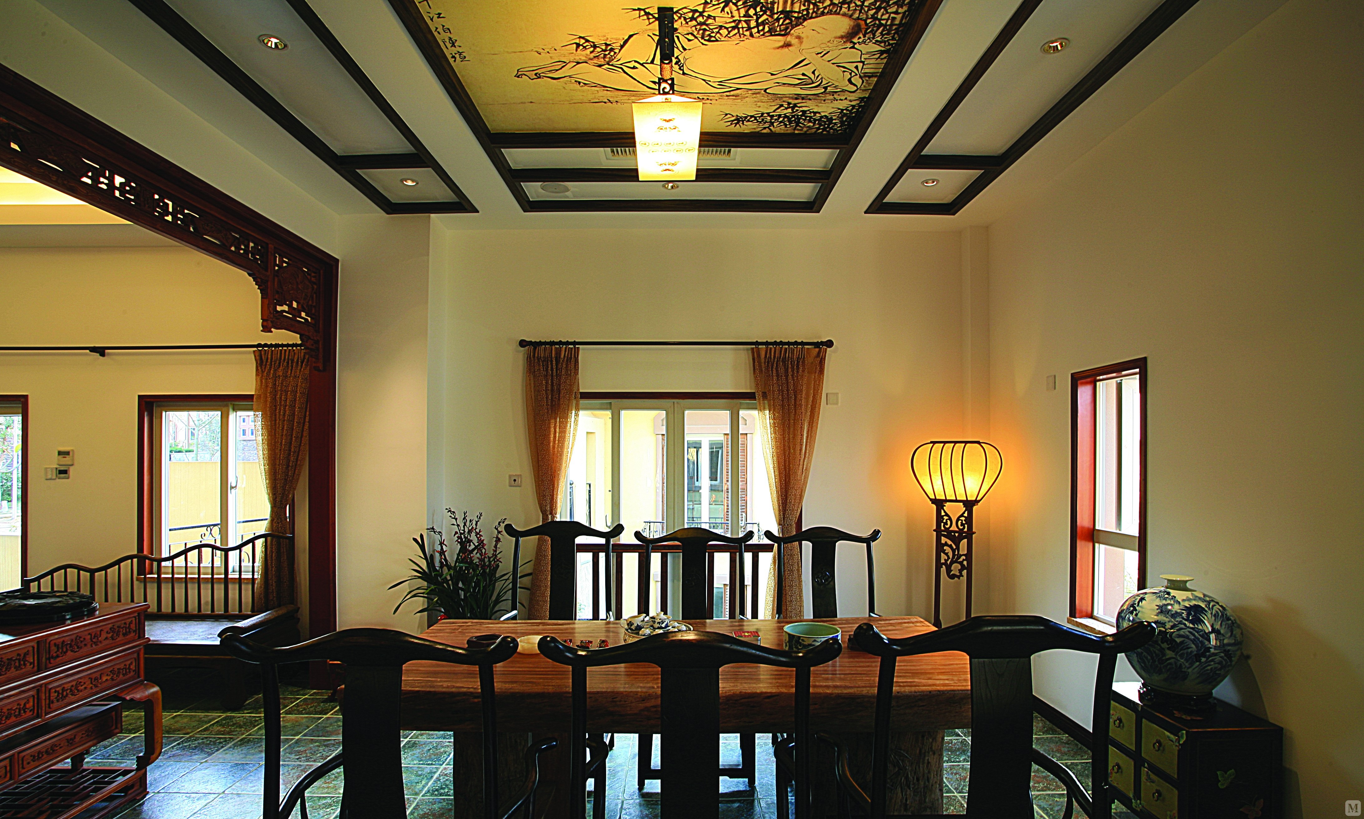 现代中式风格的装修设计现在也比较受欢迎,不仅保留了中式的古色古香