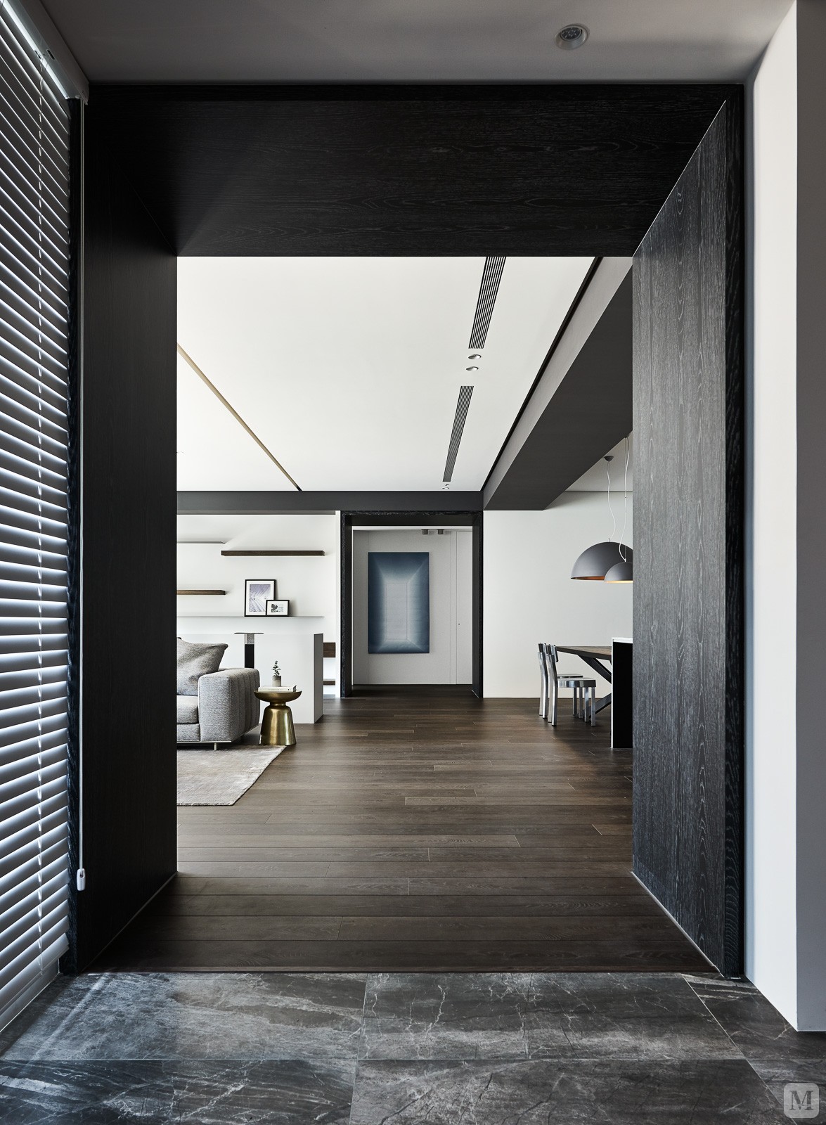 试将过度的缀饰降至最低比例,透过「虚实三进」的设计手法,让空间更为