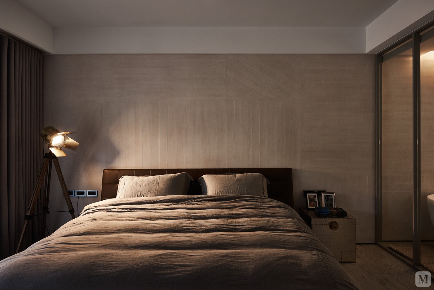 本案户型很正气,南北通透,采光充足,北面房间略小,设计师通过对套房