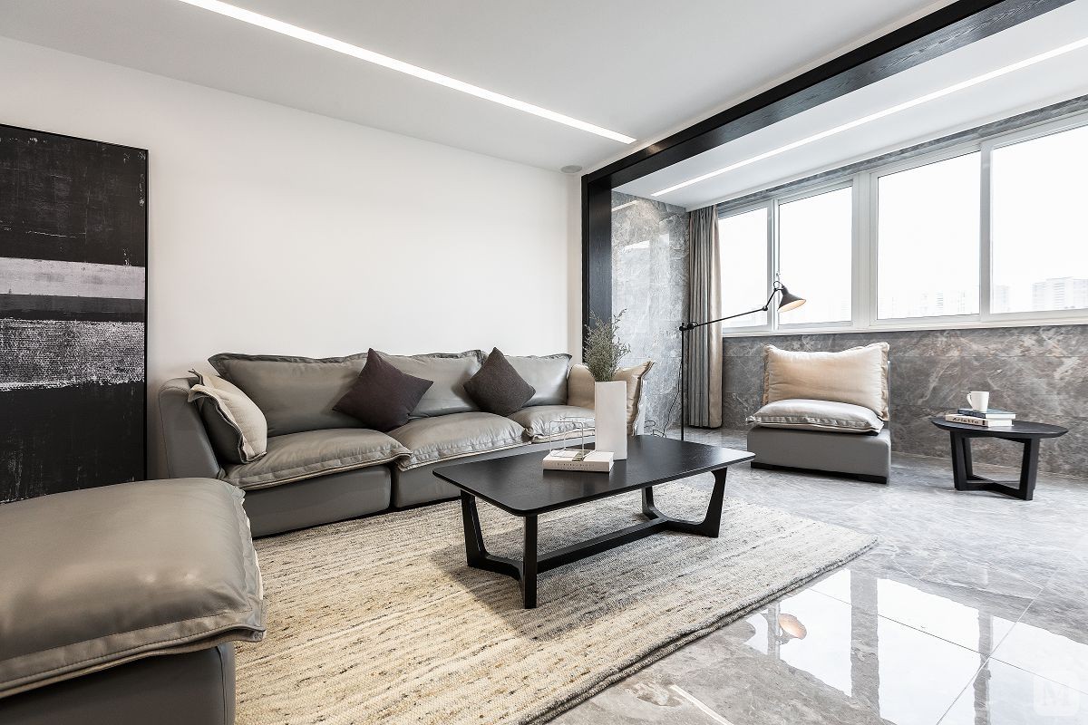 回到家,简单的色彩搭配,黑白灰极简的色彩搭配,沉稳低调,又不失时尚的