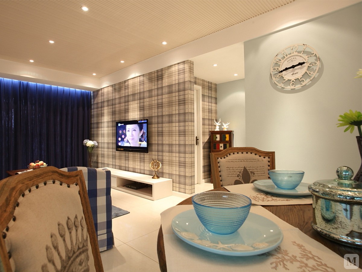 在简约的空间线条里,注入一些不同风格元素,添加不同的颜色,会营造出