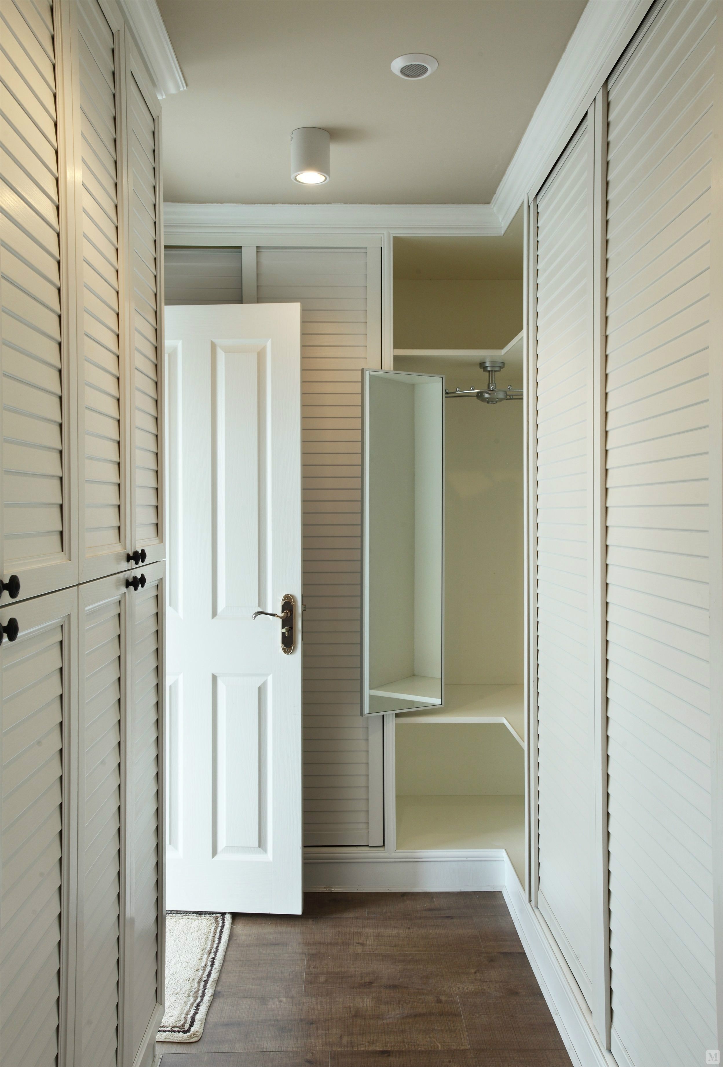 美式衣帽间储物柜装修效果图