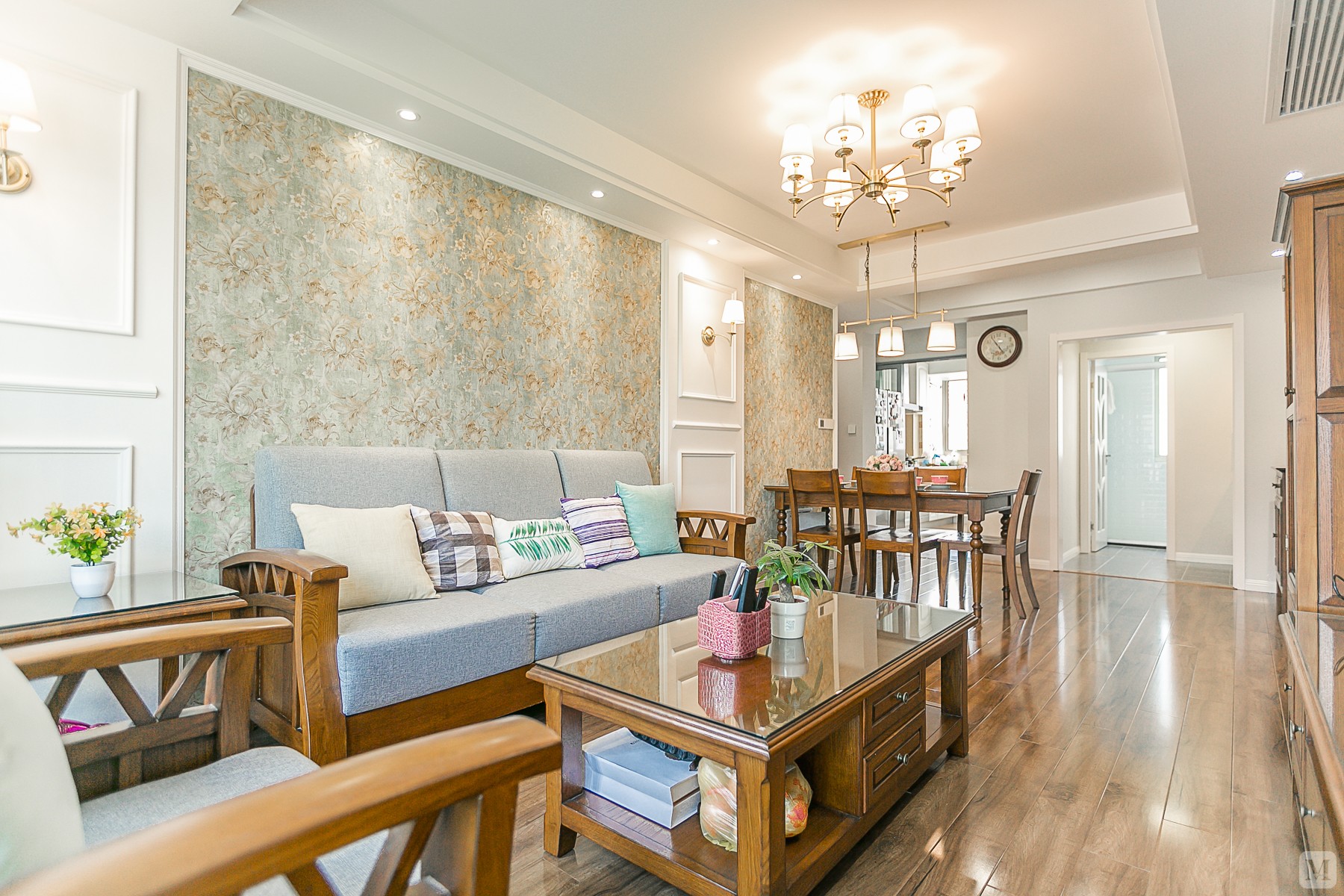 客厅灯选用经典的美式铜质吊灯,灯光柔和,简约大气.