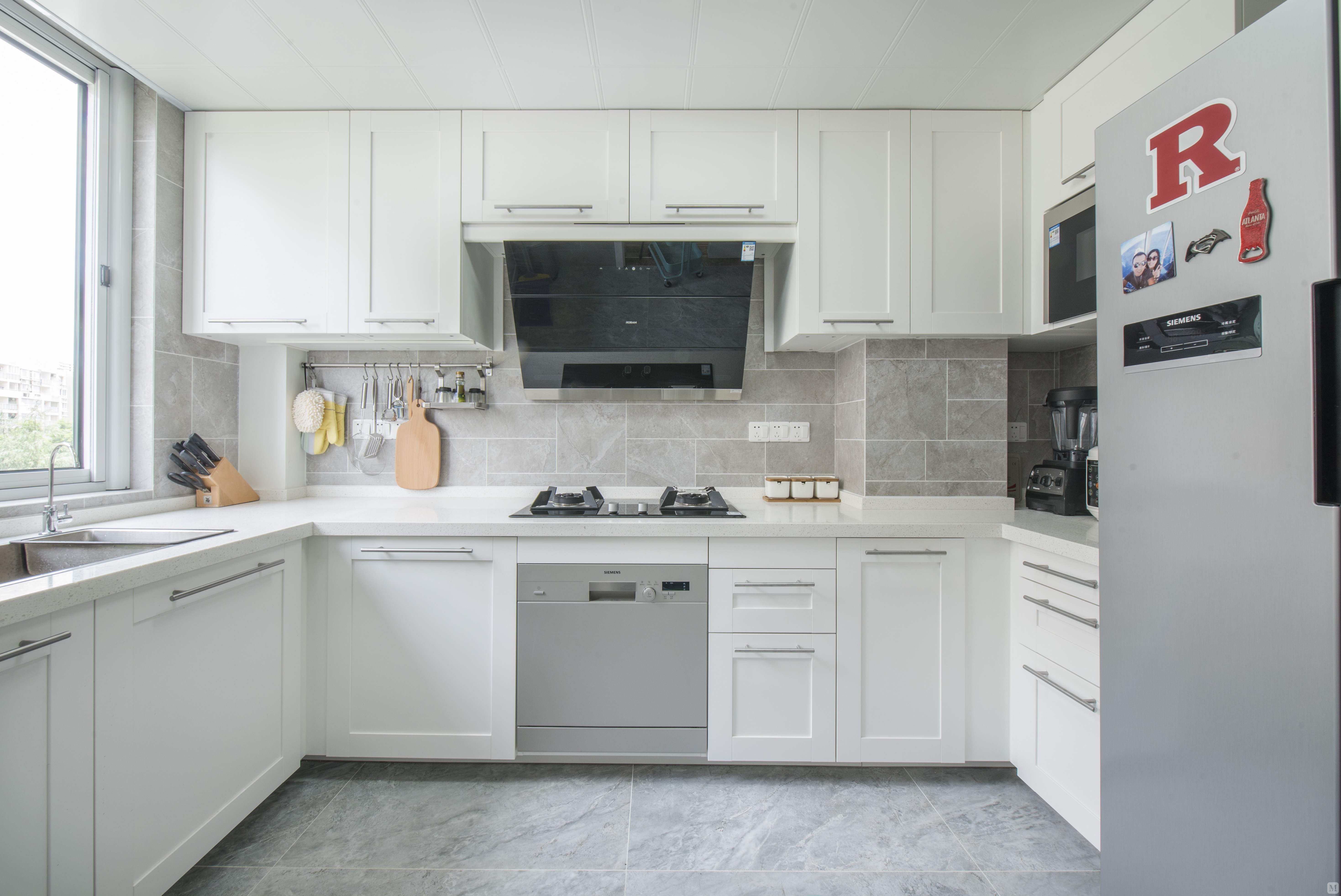 厨房选用灰色系墙地砖,墙砖是加工砖,考究贴砖师傅的手艺,与白色的