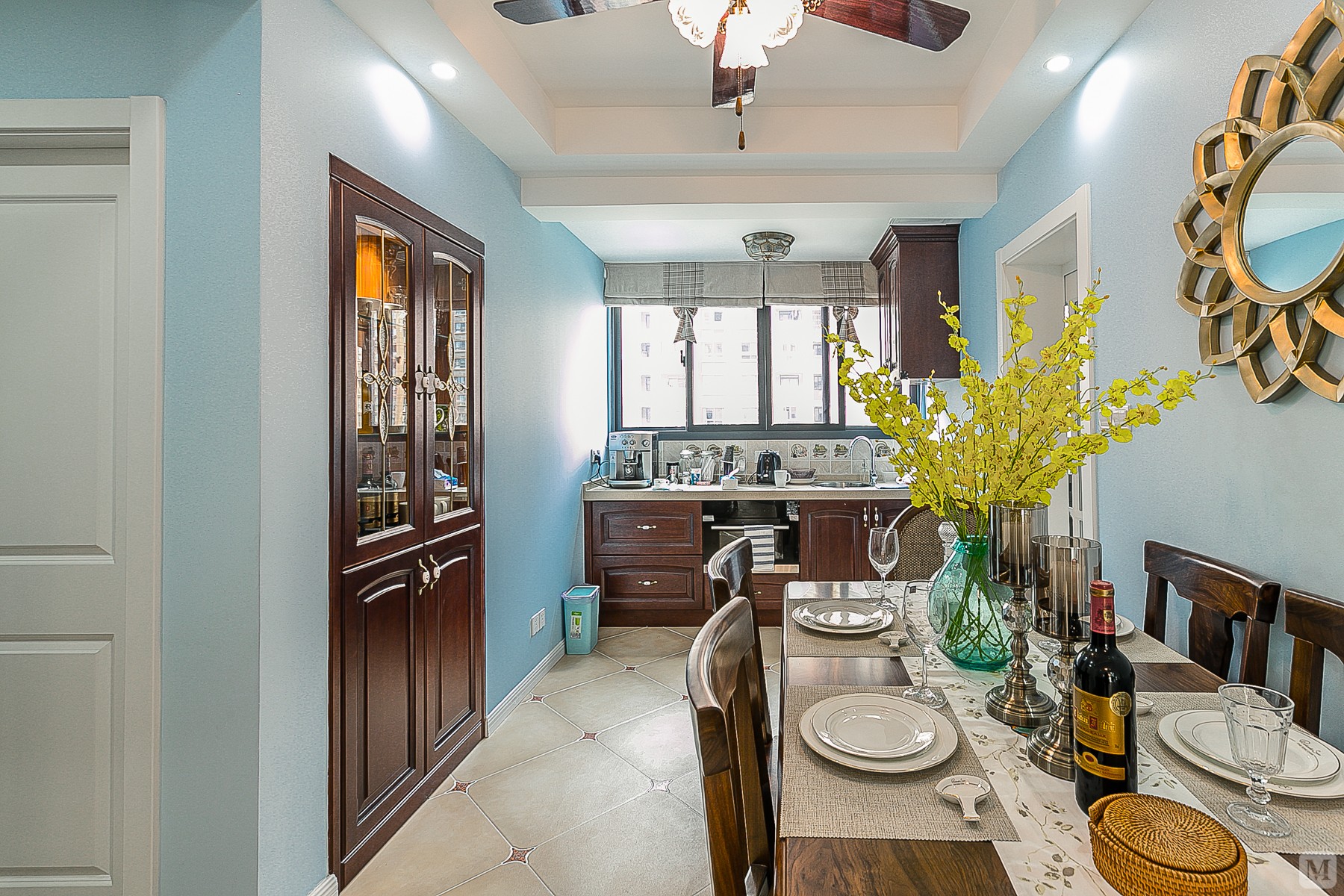 男主人不爱喝速溶咖啡,所以决定家中中西厨结合,餐厅将原先的北阳台扩