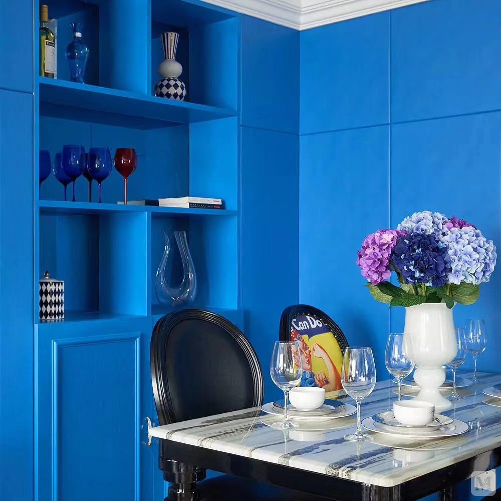 用贵族蓝打造而成的客厅,不仅进行了视觉色系的区分
