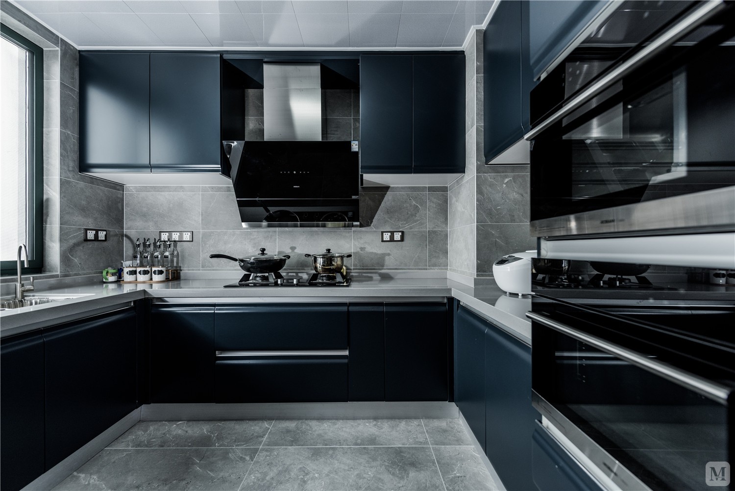 厨房瓷砖墙地一体，选用了灰色水泥砖，单配暗黑的蓝色系橱柜，大胆神秘。