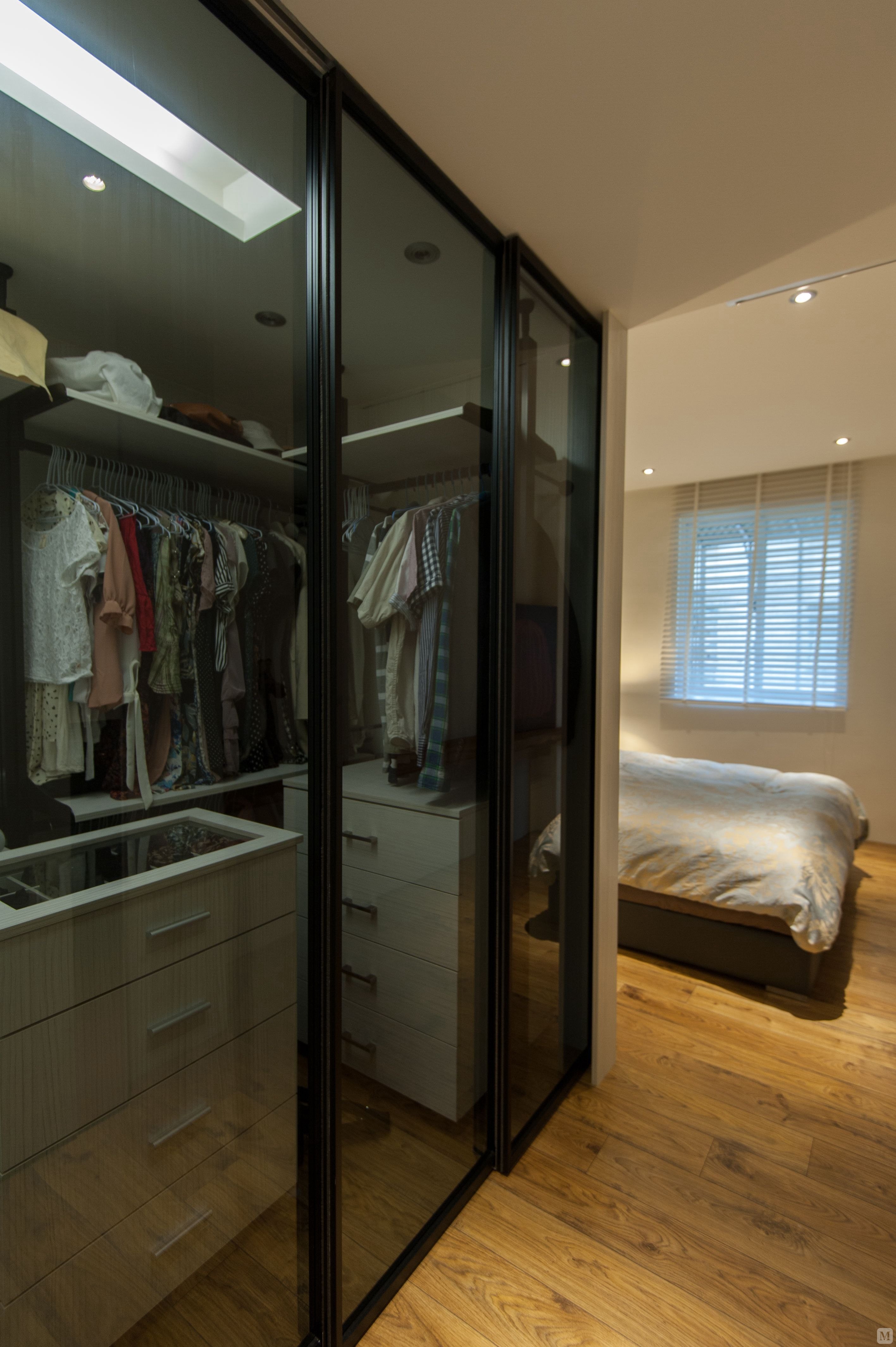 简约衣帽间储物柜装修效果图