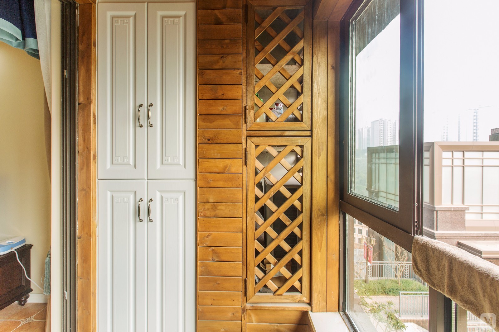 阳台为了有休闲的感觉,就进行了一个生态木制作,让整体空间与大自然更