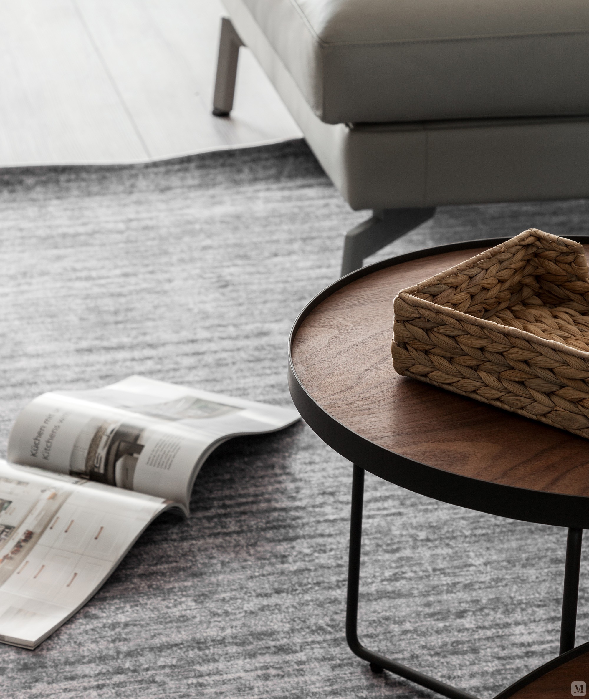 沙发柔软度满分，做旧木板、铁板搭配地毯，氛围温馨又舒适。