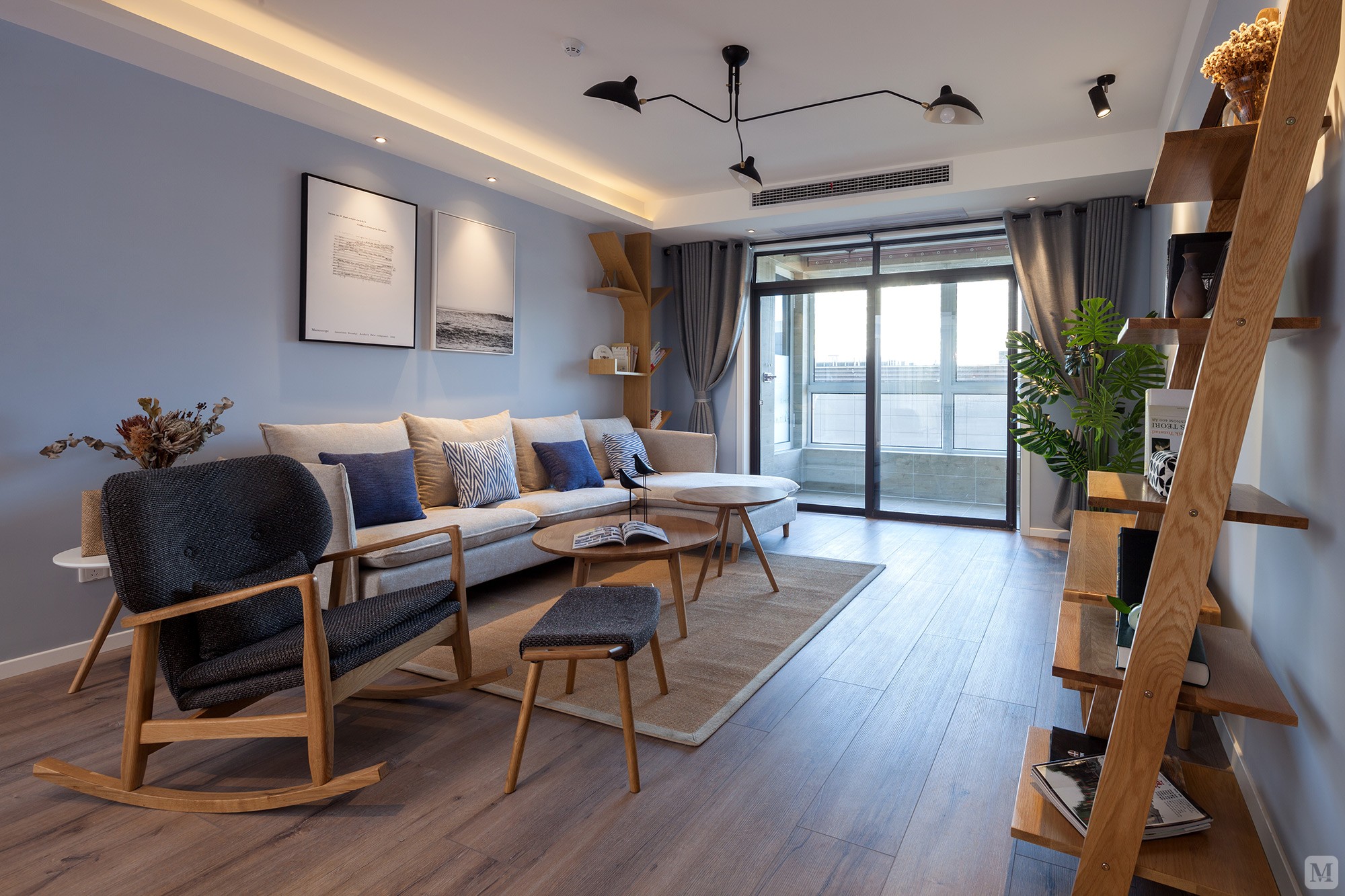 客厅墙面刷成了纯净沉稳的浅蓝色,带来一种安全感,使人产生安静放松的