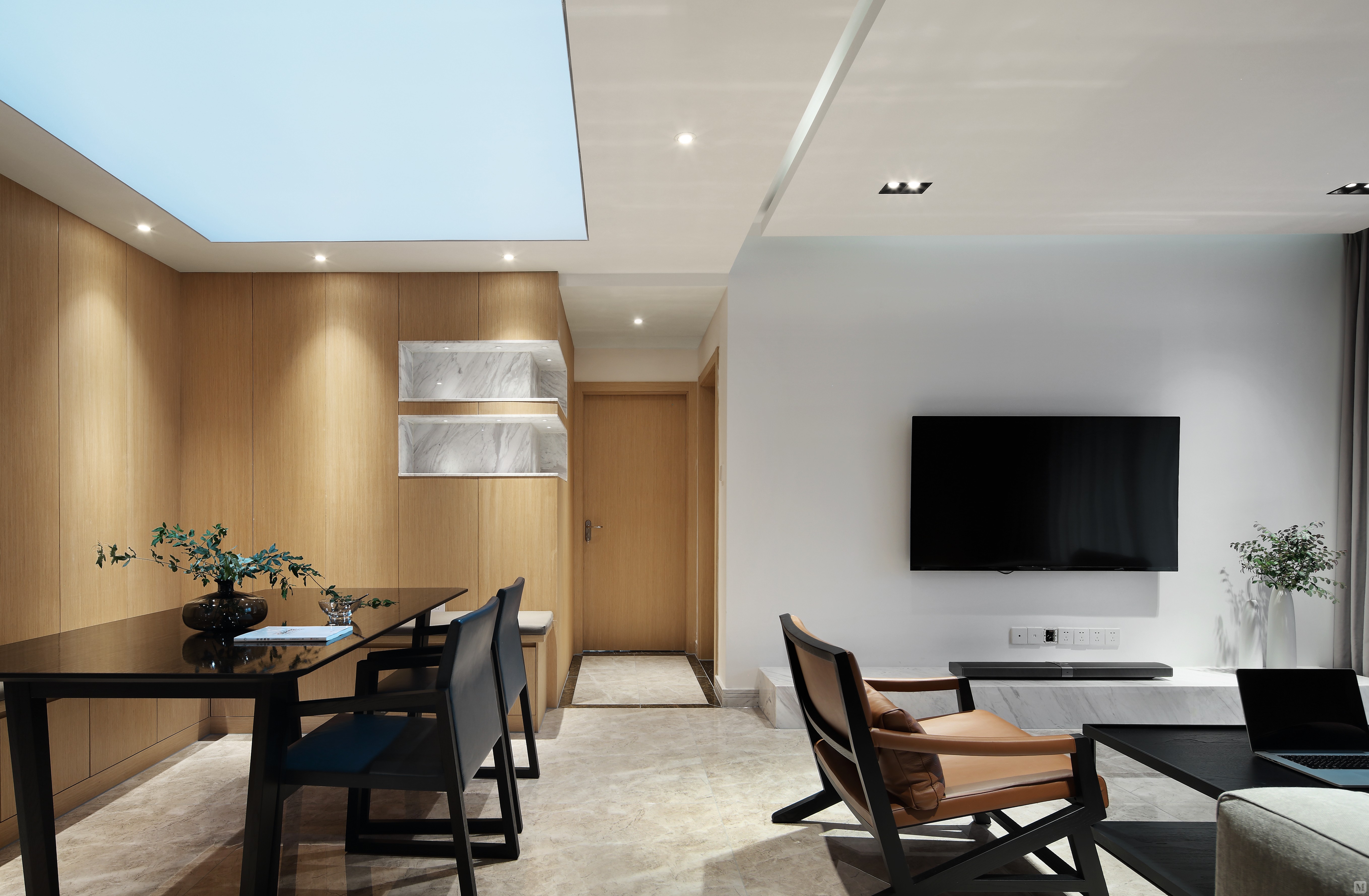 极简的硬装设计,配上高品质的软装.