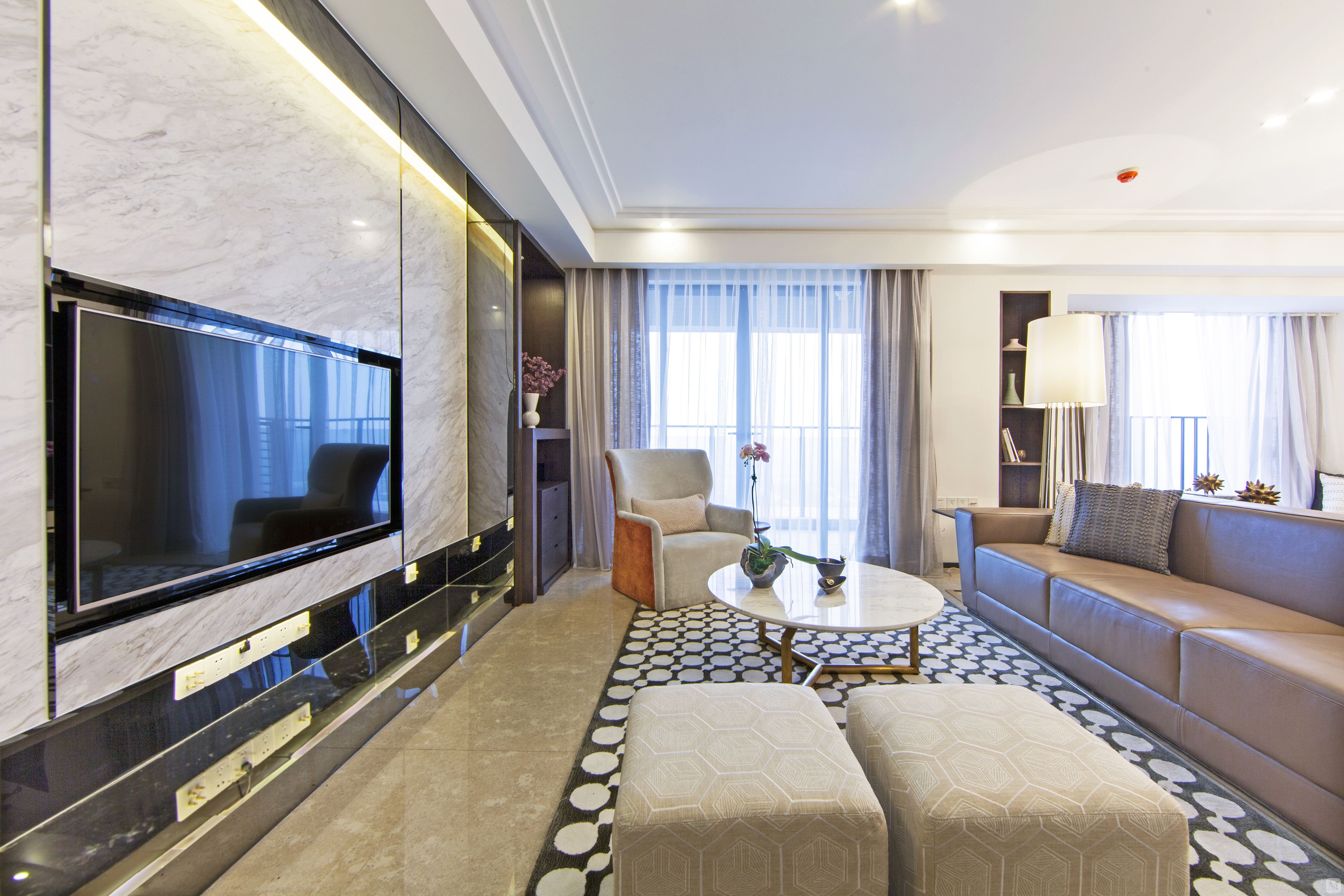 除了软装外,在硬装方面也会使用钢化玻璃,不锈钢等新型装修材料来增添