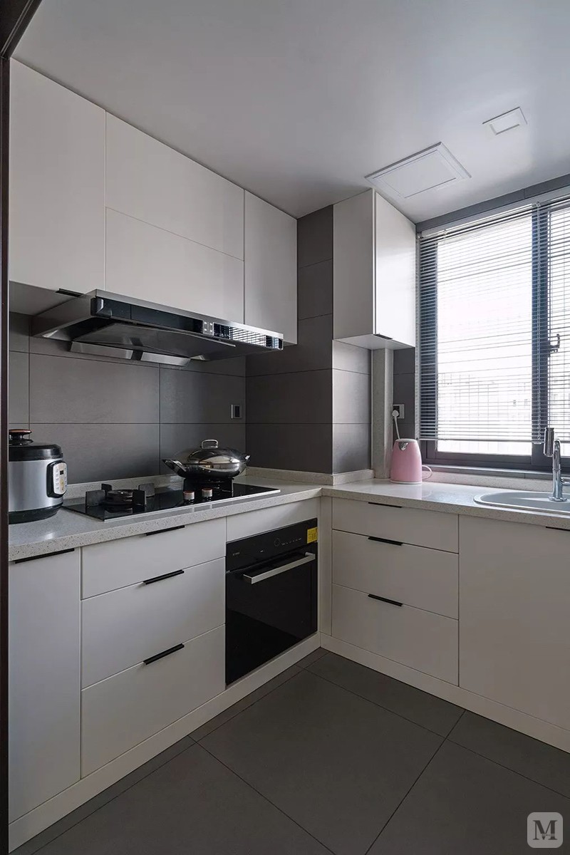 橱柜门板,搭配黑色的电器,还有灰色的墙面砖,装扮出一个现代时尚的