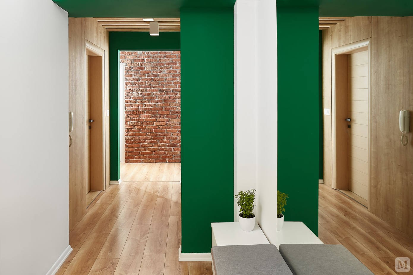 小小的绿植点缀着整个空间，葱郁而不失温馨；
棕黄色的木纹地板加上白色的墙面，明亮清晰而不显的单调；
清爽简约型的现代家具搭配着红砖背景墙，雅致简洁，让整个空间充满了大自然的生机。