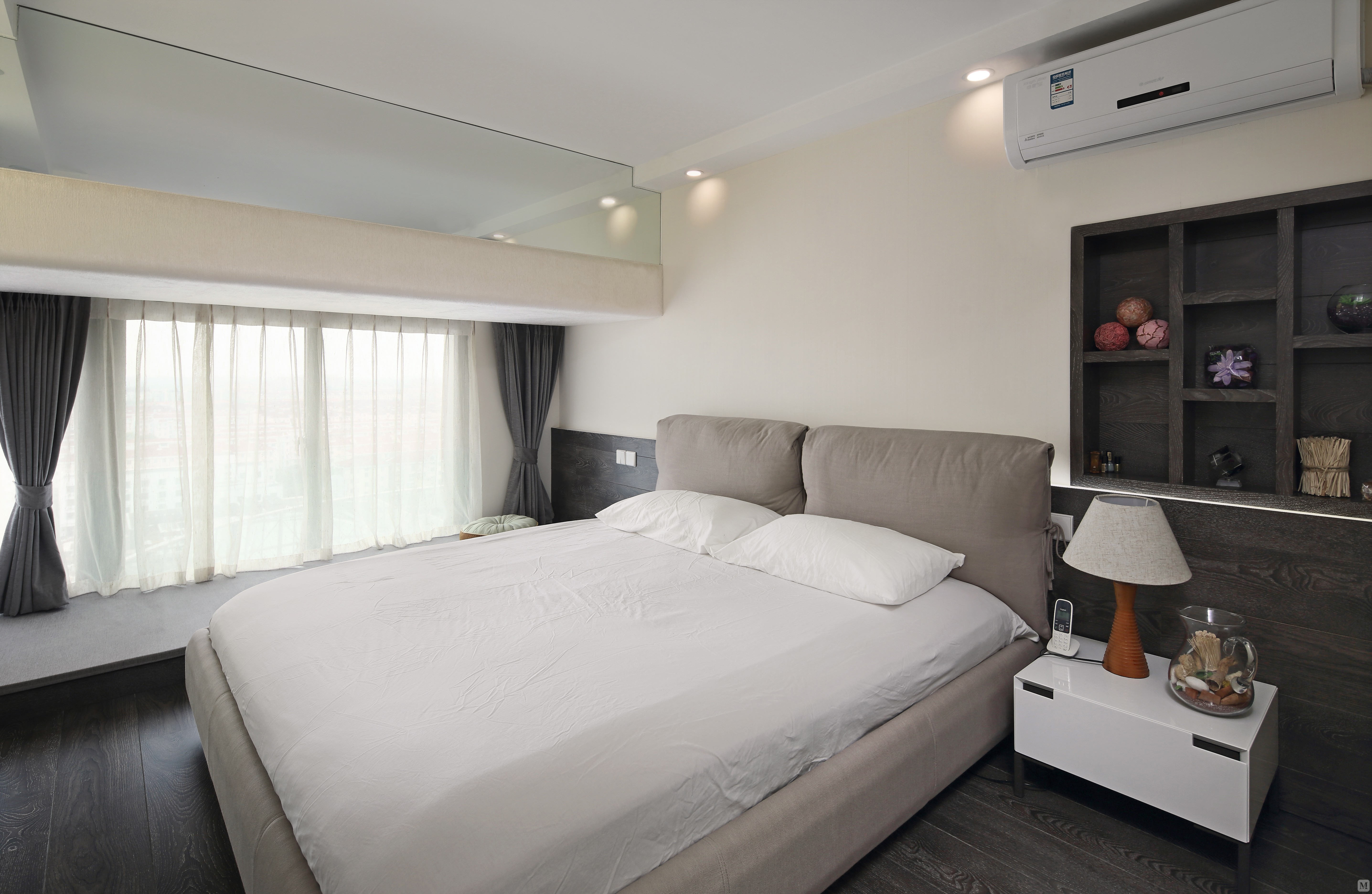 用本工作室擅长的风格:在硬装上走黑白灰的主题色,造型上走硬朗路线