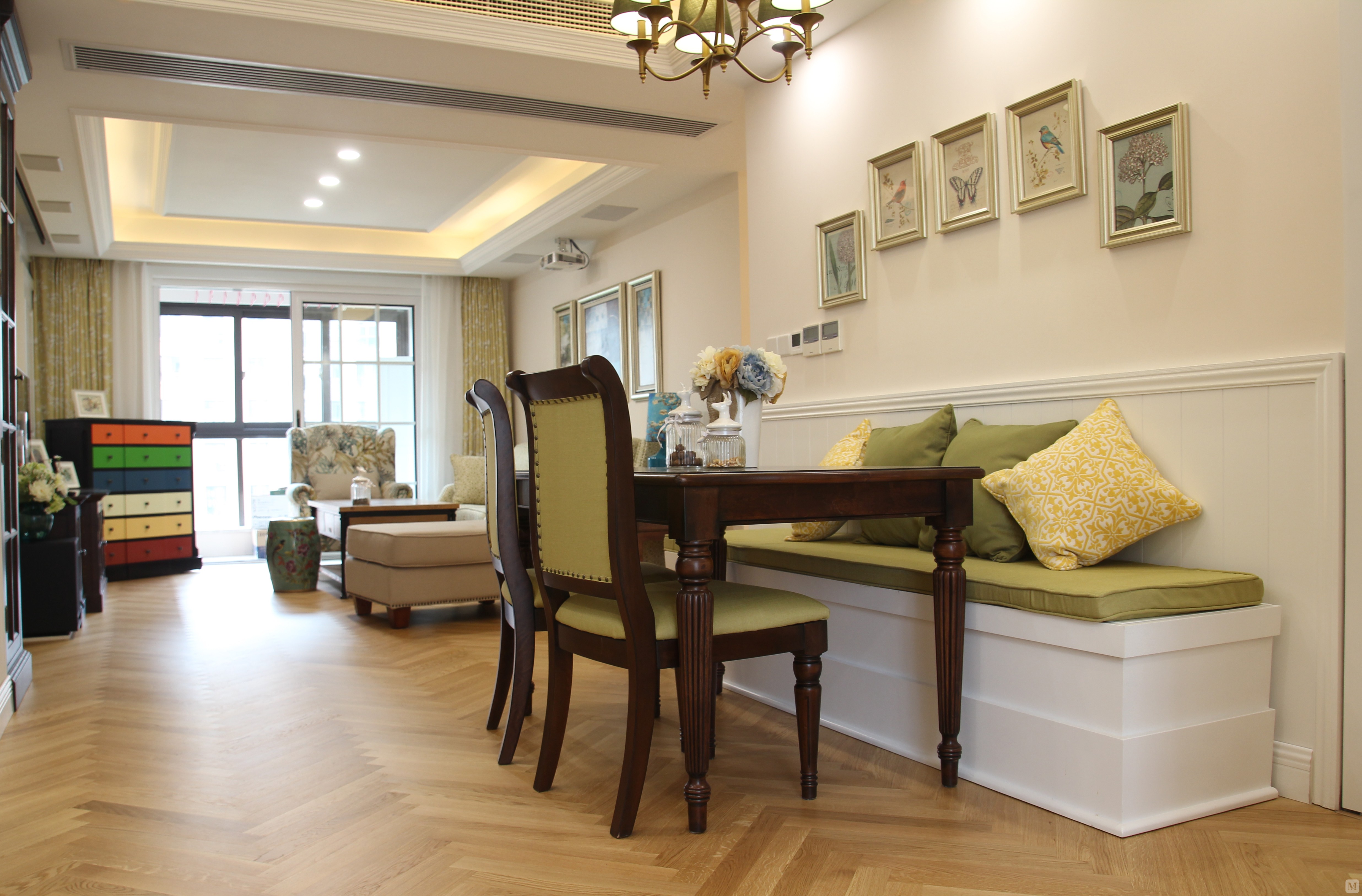 三代同堂,喜欢美式温馨风格,但不喜欢过于奢华的造型,这种简单的美式