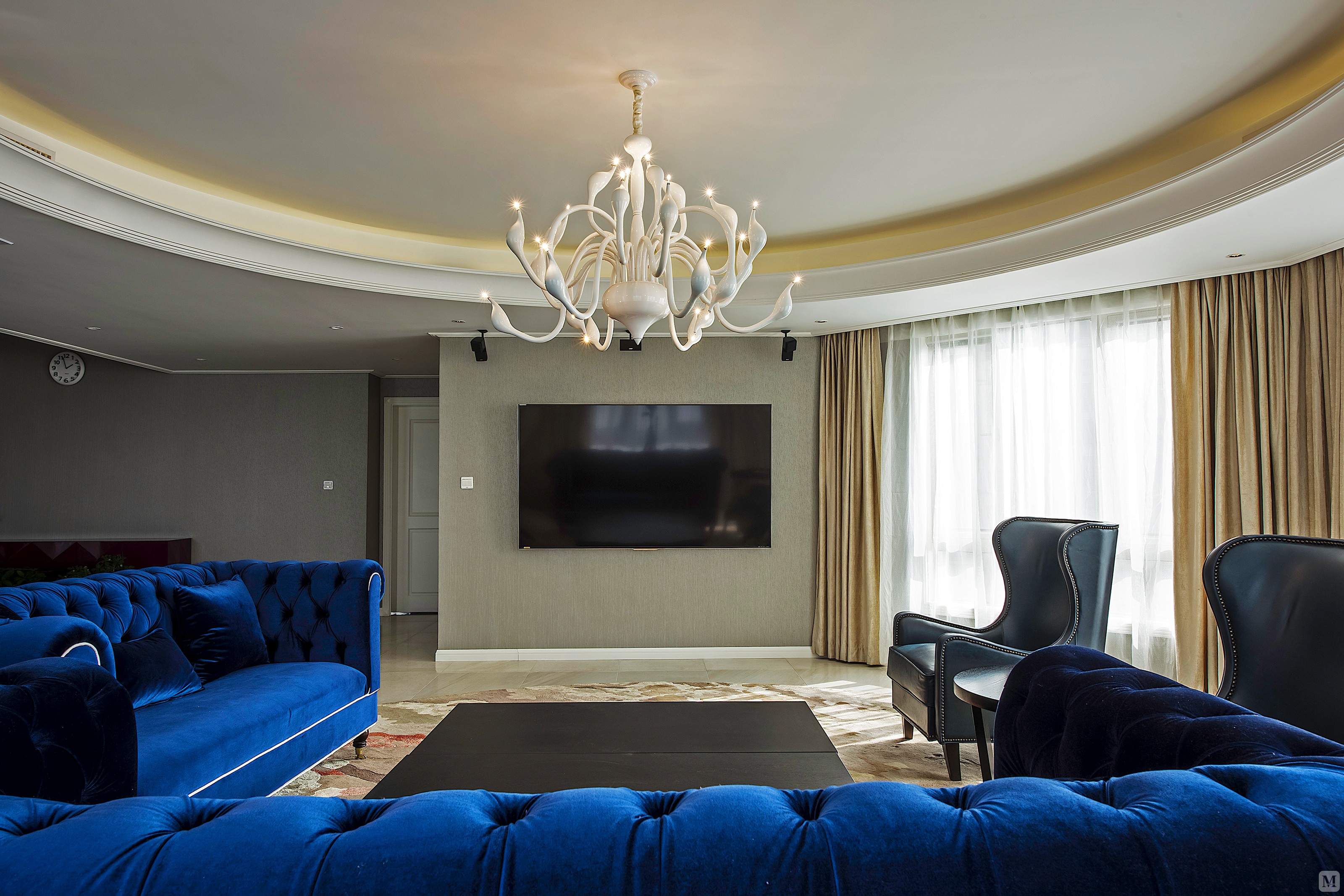 客厅和吧台区域相连,加上圆弧形的客厅,使得进门后的室内空间非常开敞