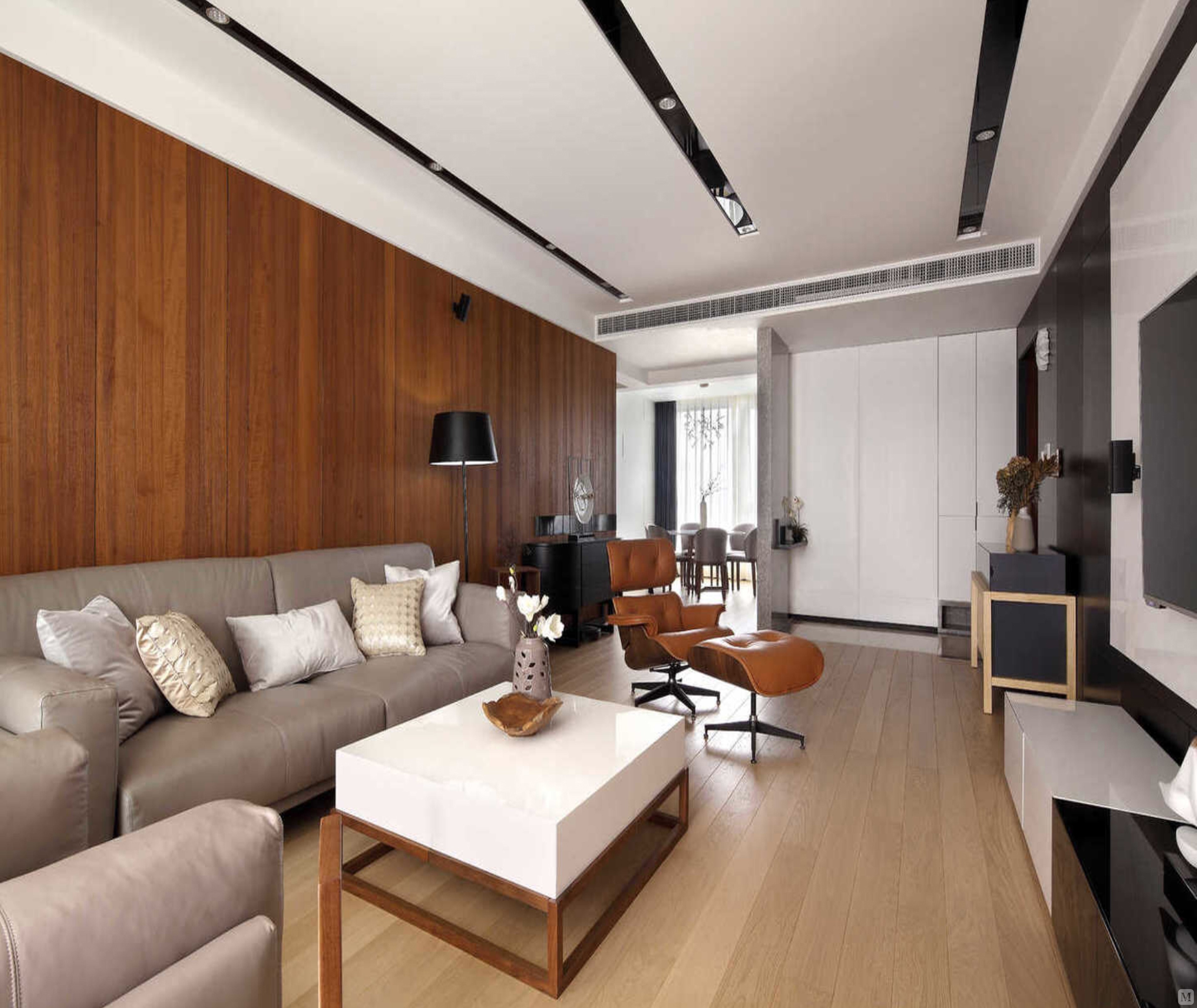 本案使用大面积木质材料,客厅木质沙发背景墙,清新自然,暖色的地板加