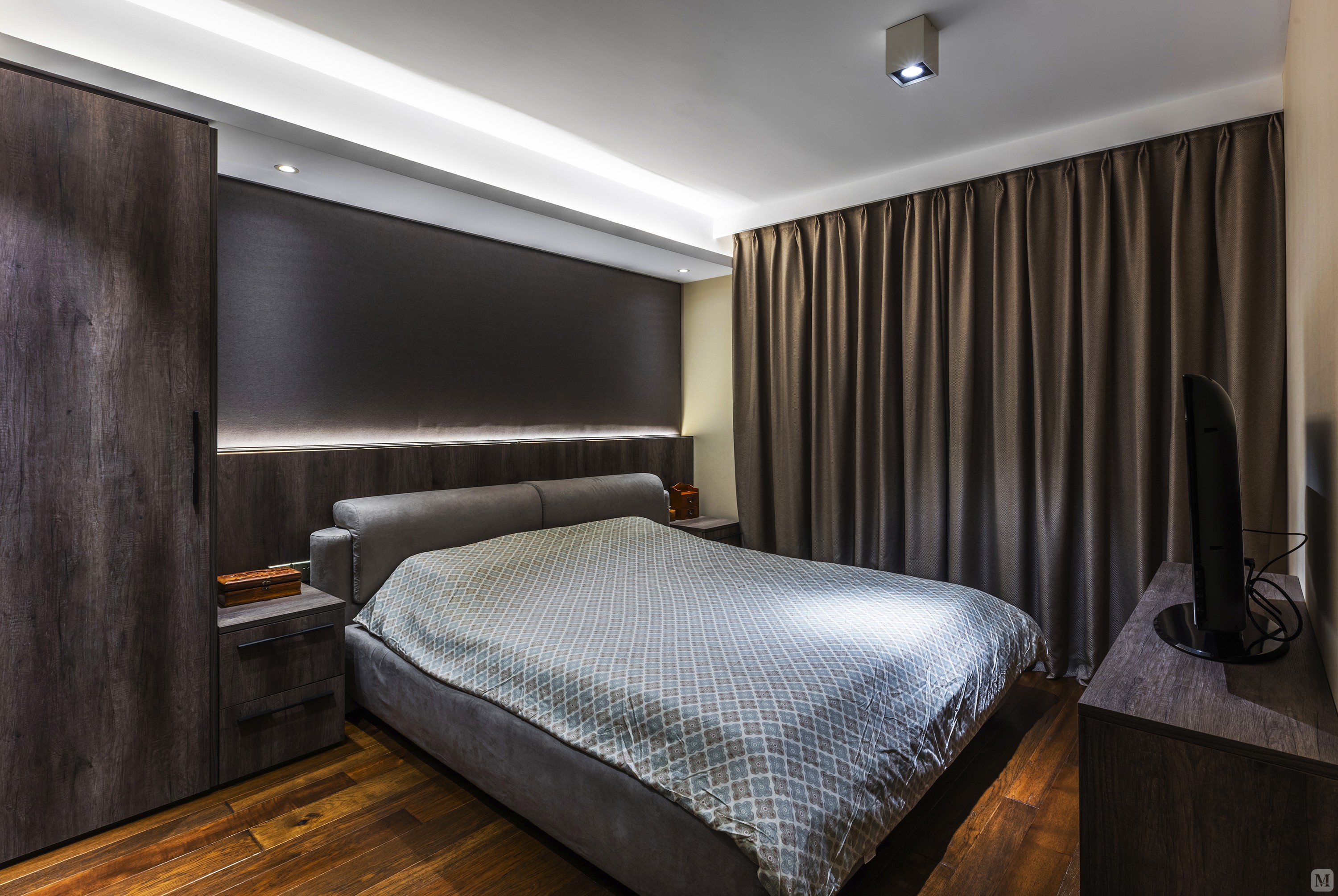 深色的氛围,暖暖的灯光,让家的温度聚拢不散.