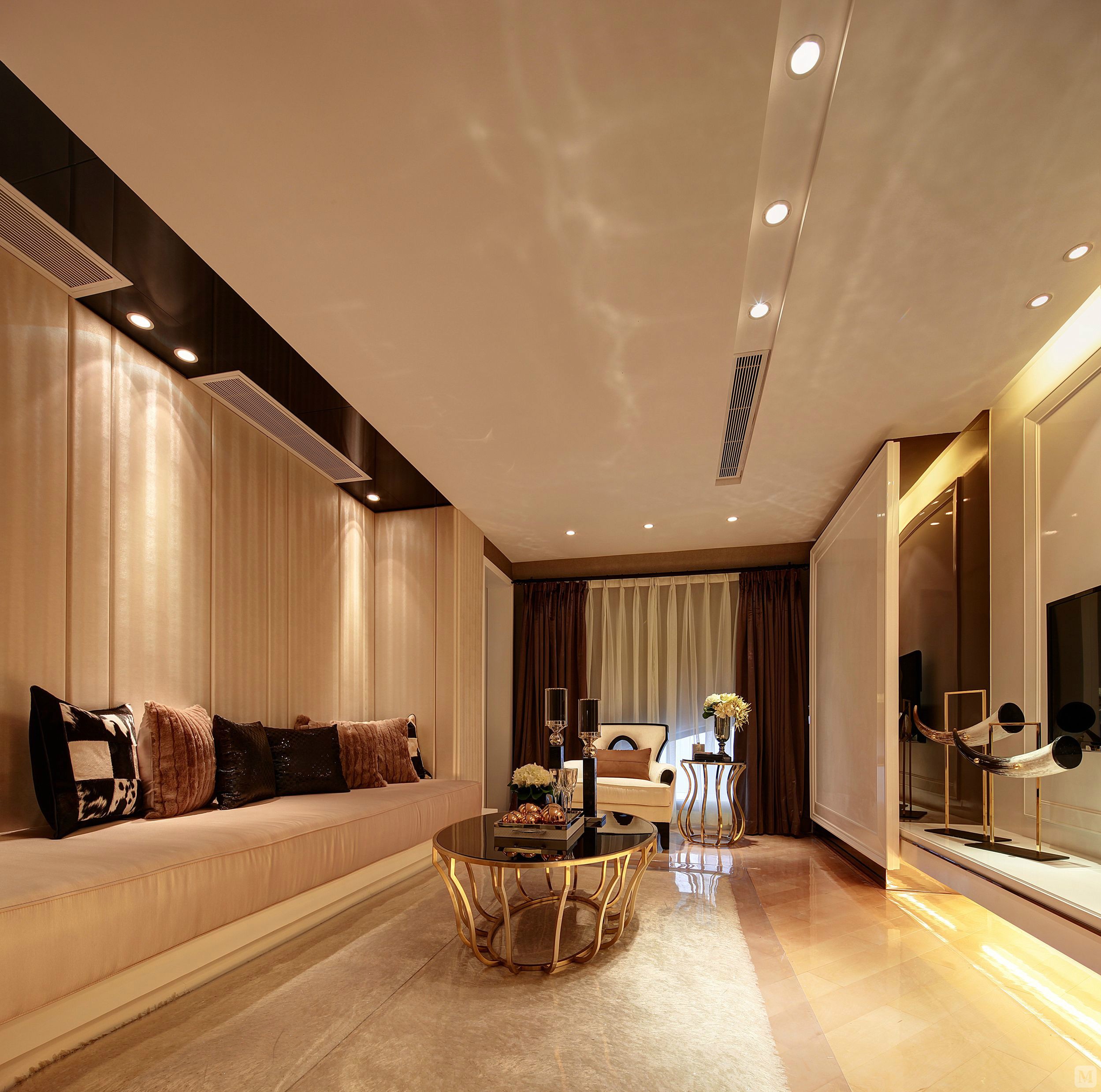 令整个空间充满居家氛围,电视墙主幅墙使用渐纹白金砂,天花斜面处理