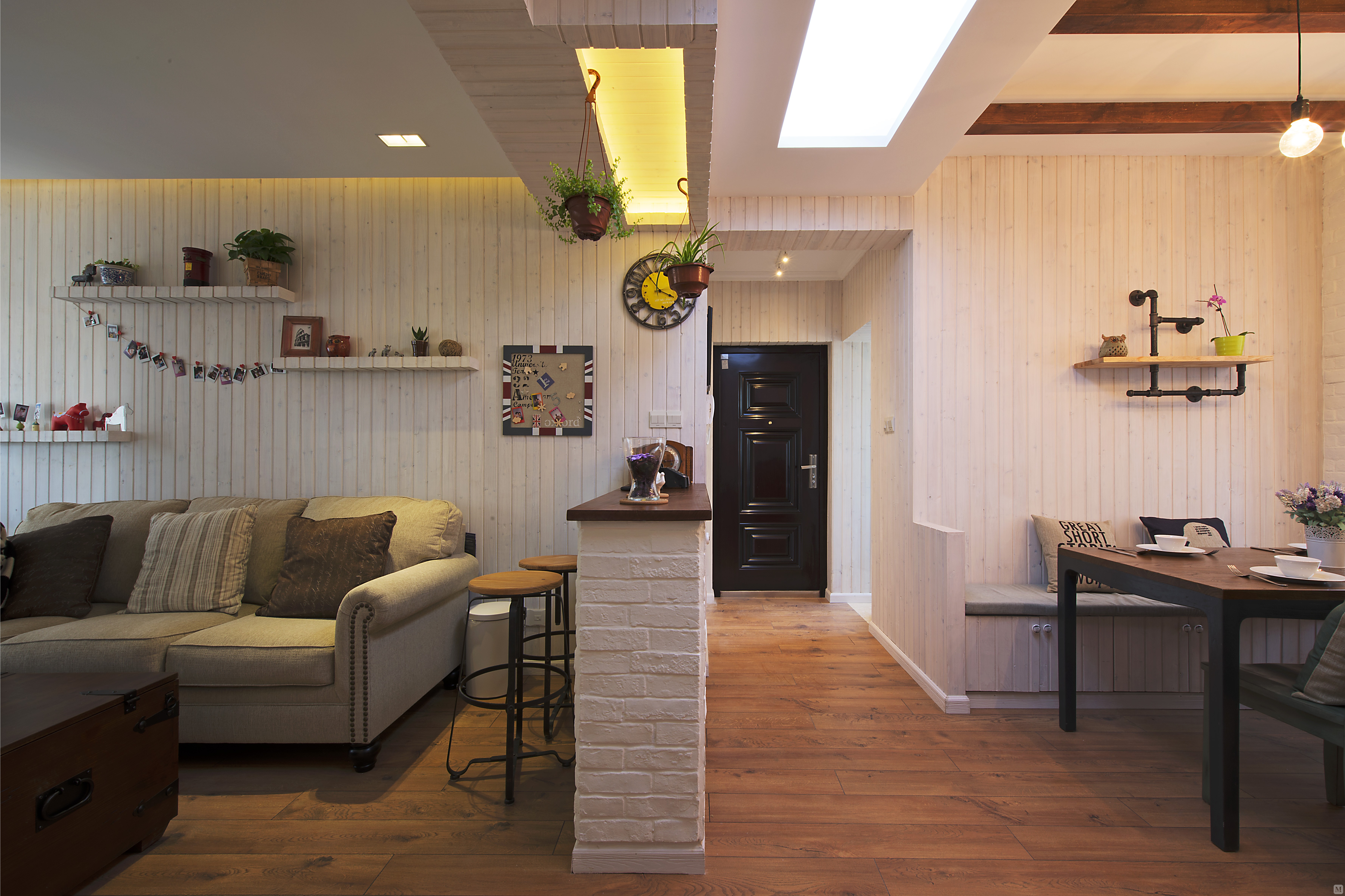 设计师根据业主的喜好为这套面积并不是很大的房子设计的很有特色,顶