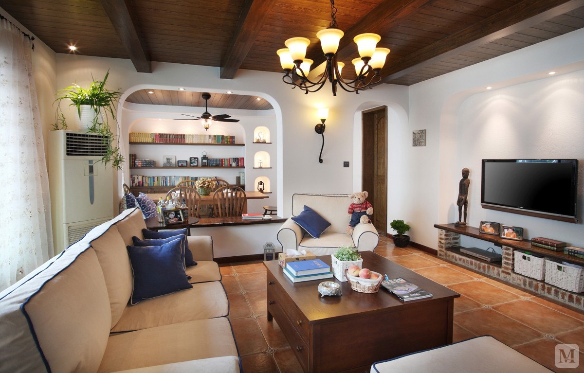 卧室的主色调是白色,粉色的灯和床单装饰,卧室温馨,浪漫.