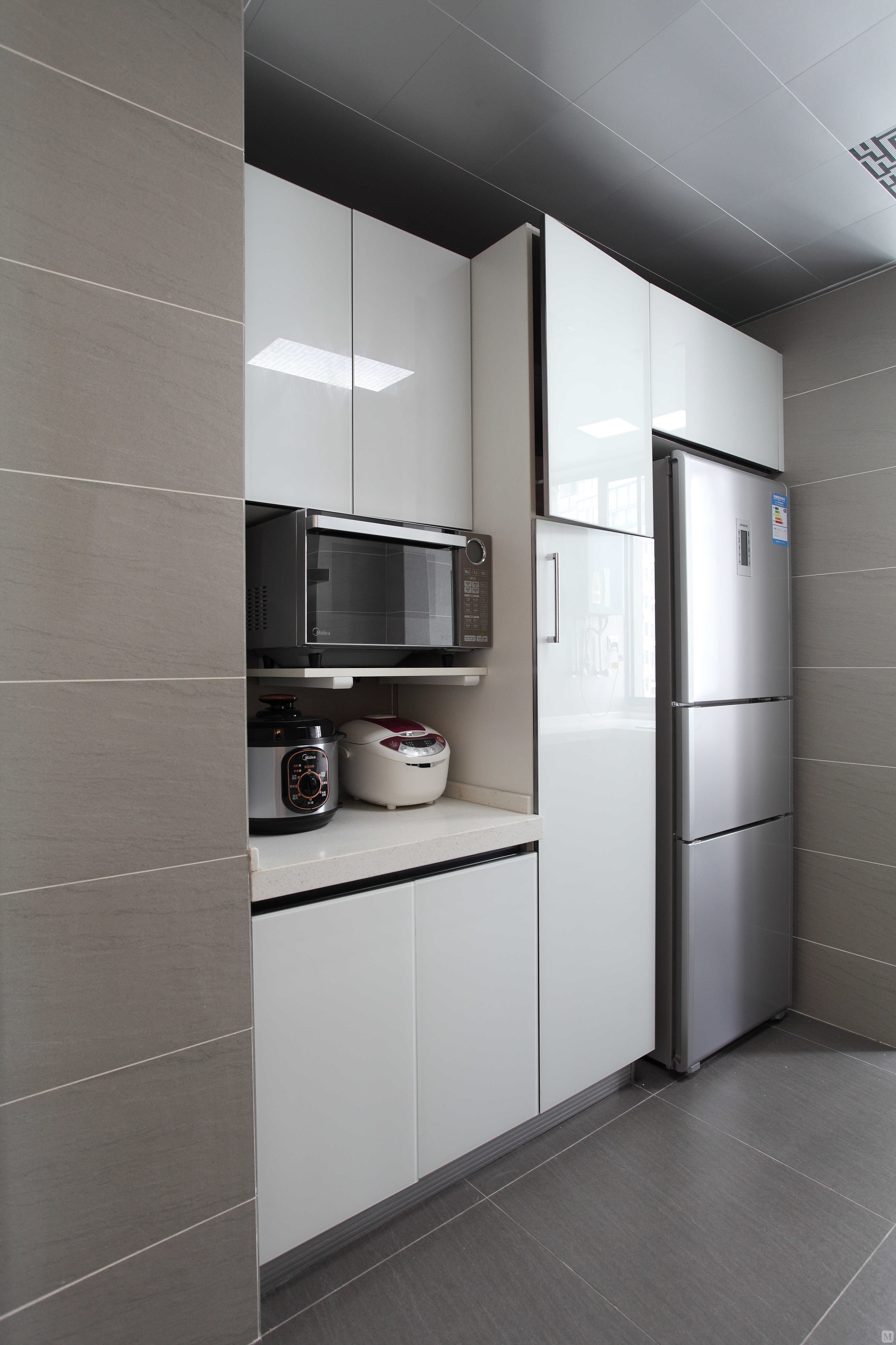 外卫改造成干湿分离,利用原来的过道和卫生间的部分空间做成双台盆的