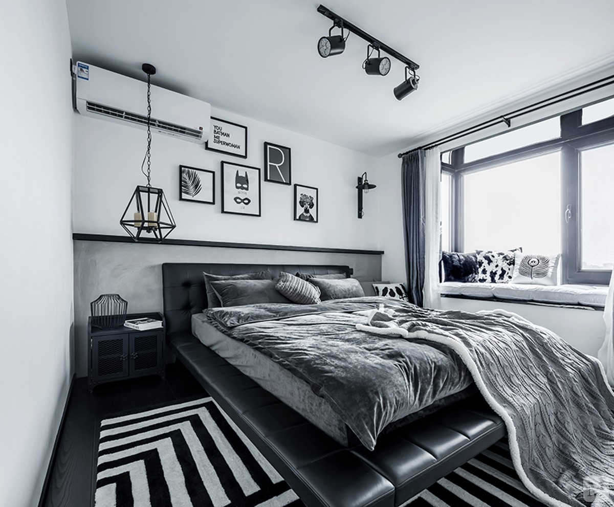 整体风格围绕着黑白灰展开搭配，    黑白的地毯灰色的沙发白色的靠枕，   每一个细节都凸显着整个空间氛围。