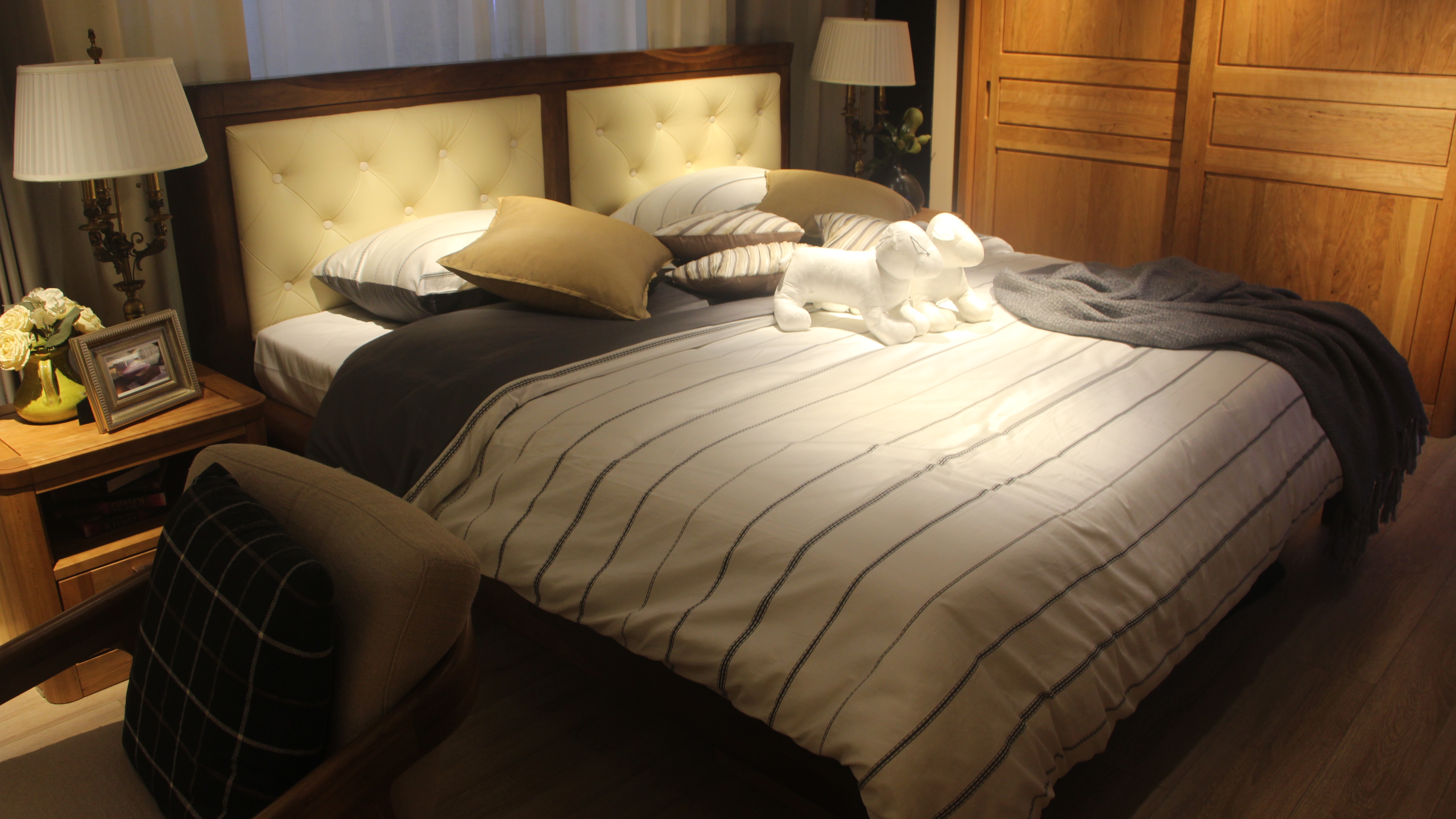 百强双人床黑森林9sa204a