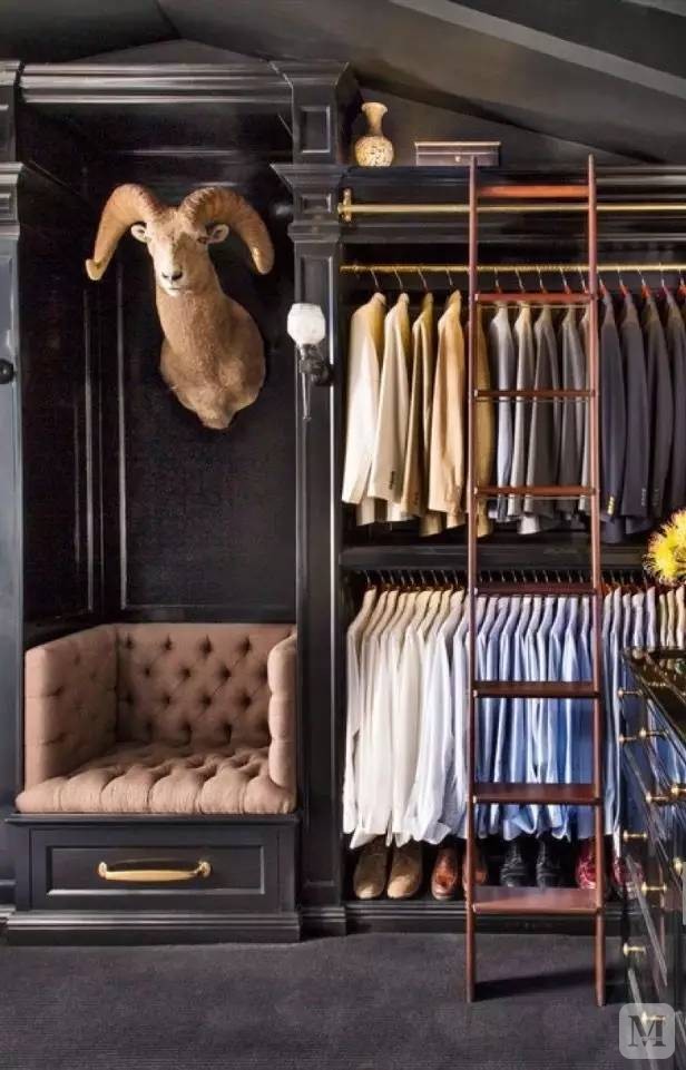 男人的衣柜虽然款式差异不大,但按颜色排列,更有一种绅士的严谨风度.