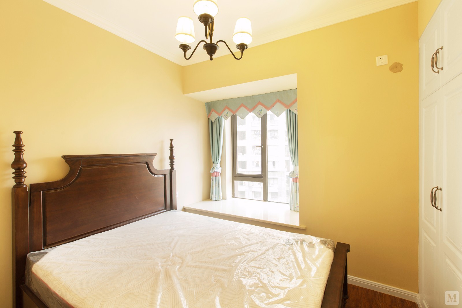 明黄色的墙壁让整个卧室显得更加温情、清亮，实木的床体体现了主人家高贵，深与暗的结合，浪漫与温情的交融。