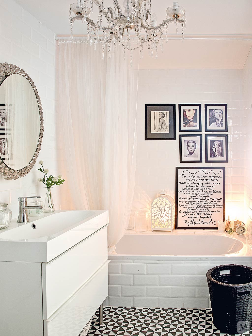 在黑白搭配的洗浴室中，加入华丽的水晶吊灯，让室内的每个角落都优雅十足。